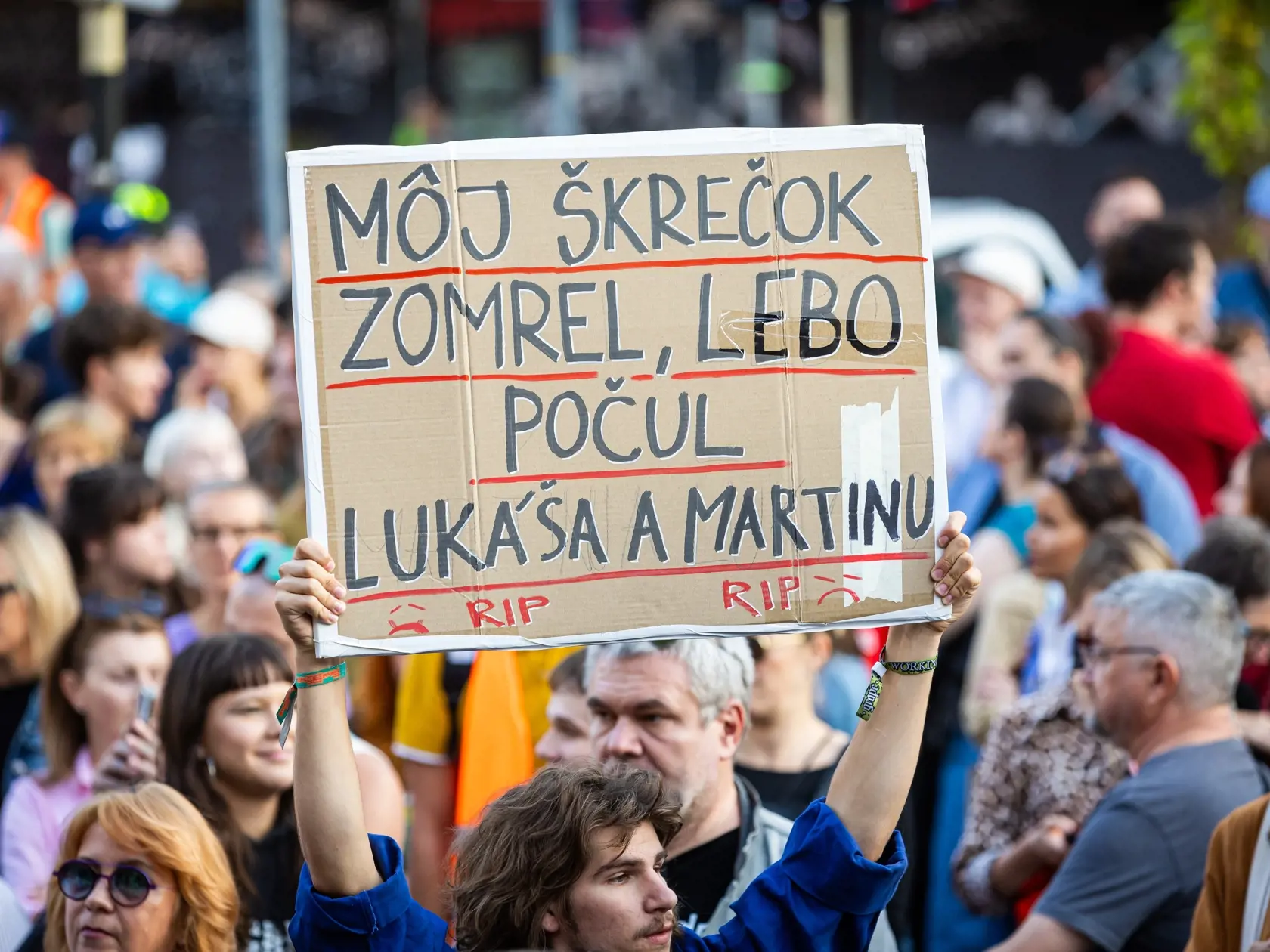Ľudia si na protest priniesli transparenty od výmyslu sveta.