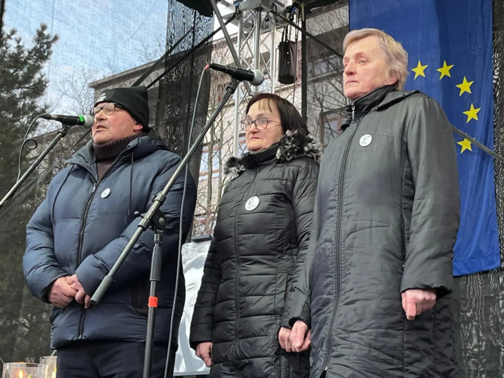 Dnes si pripomíname 7 rokov od smrti novinára Jána Kuciaka a jeho družky Martiny Kušnírovej. Pár minút pred začiatkom protestov prehrali aj krátky dokument o novinárovi. Na začiatku po minúte ticha na pódiu privítali rodičov Kuciakovcov a matku Zlaticu Kušnírovú, ktorí vystúpili s prejavom.