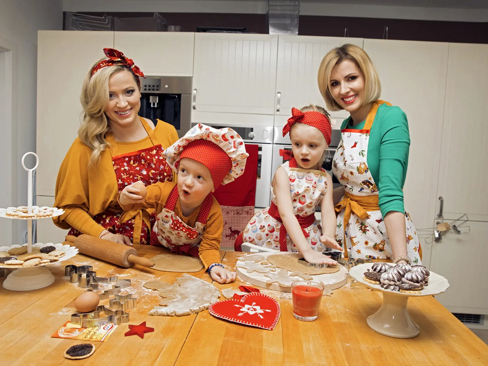 Dominika Mirgová a Miriam Kalisová sa dali na vianočné pečenie s ratolesťami.