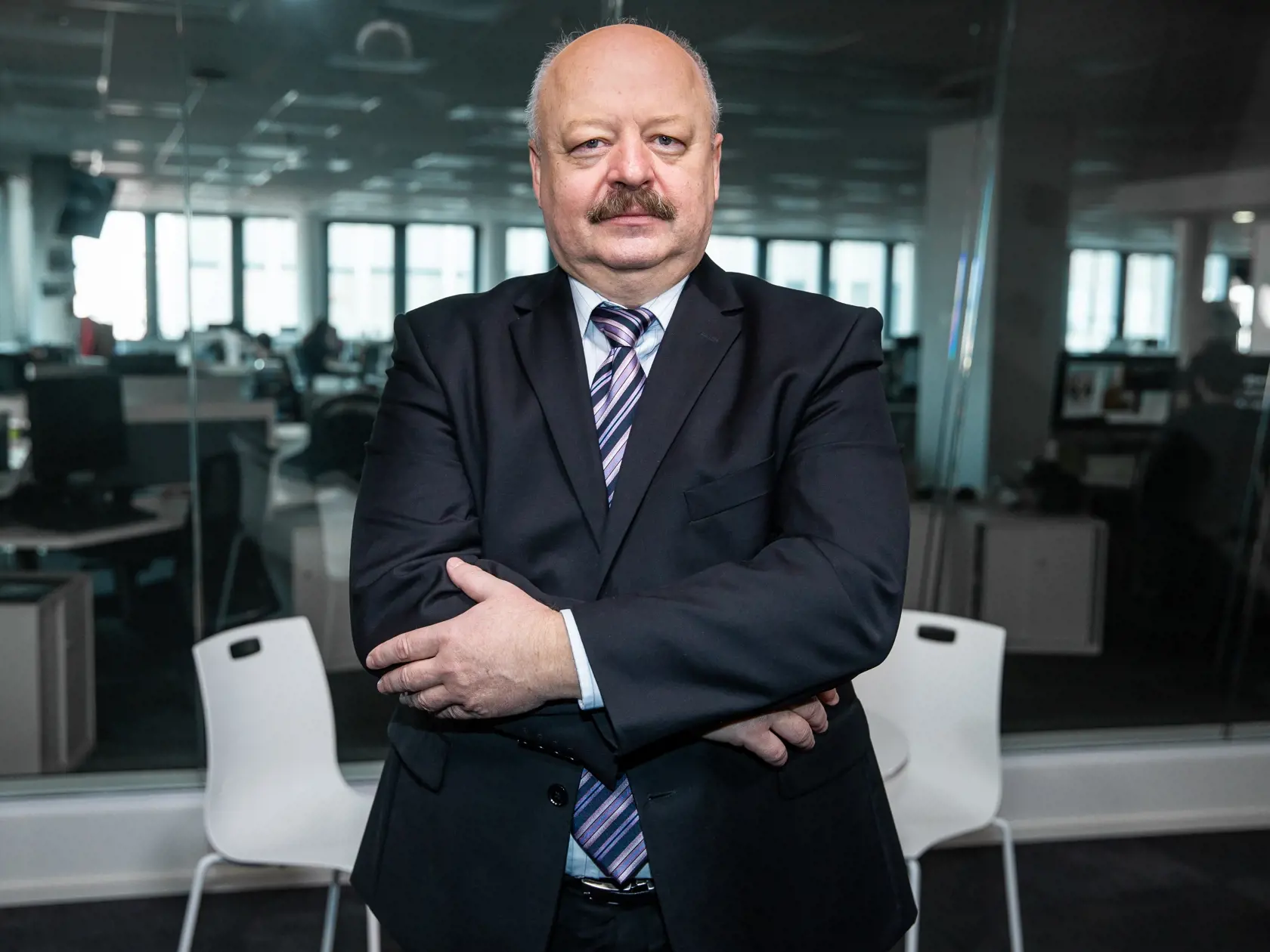 Generál Pavel Macko v štúdiu NMH v Bratislave. 