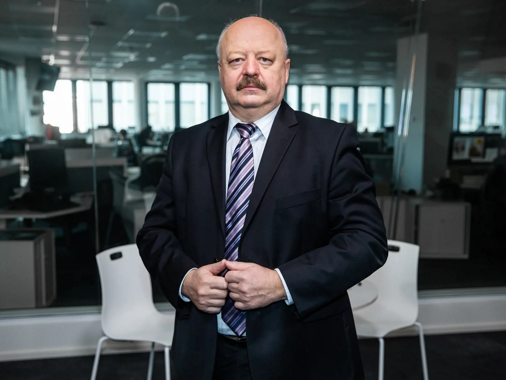 Generál Pavel Macko v štúdiu NMH v Bratislave. 