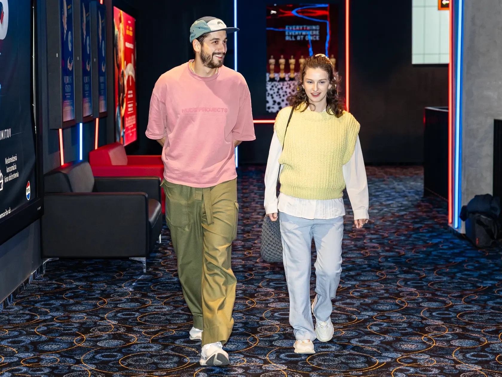 Dokument o dalajlámovi si prišli vychutnať aj tehotná herečka Petra Dubayová s Jakubom Jablonským.