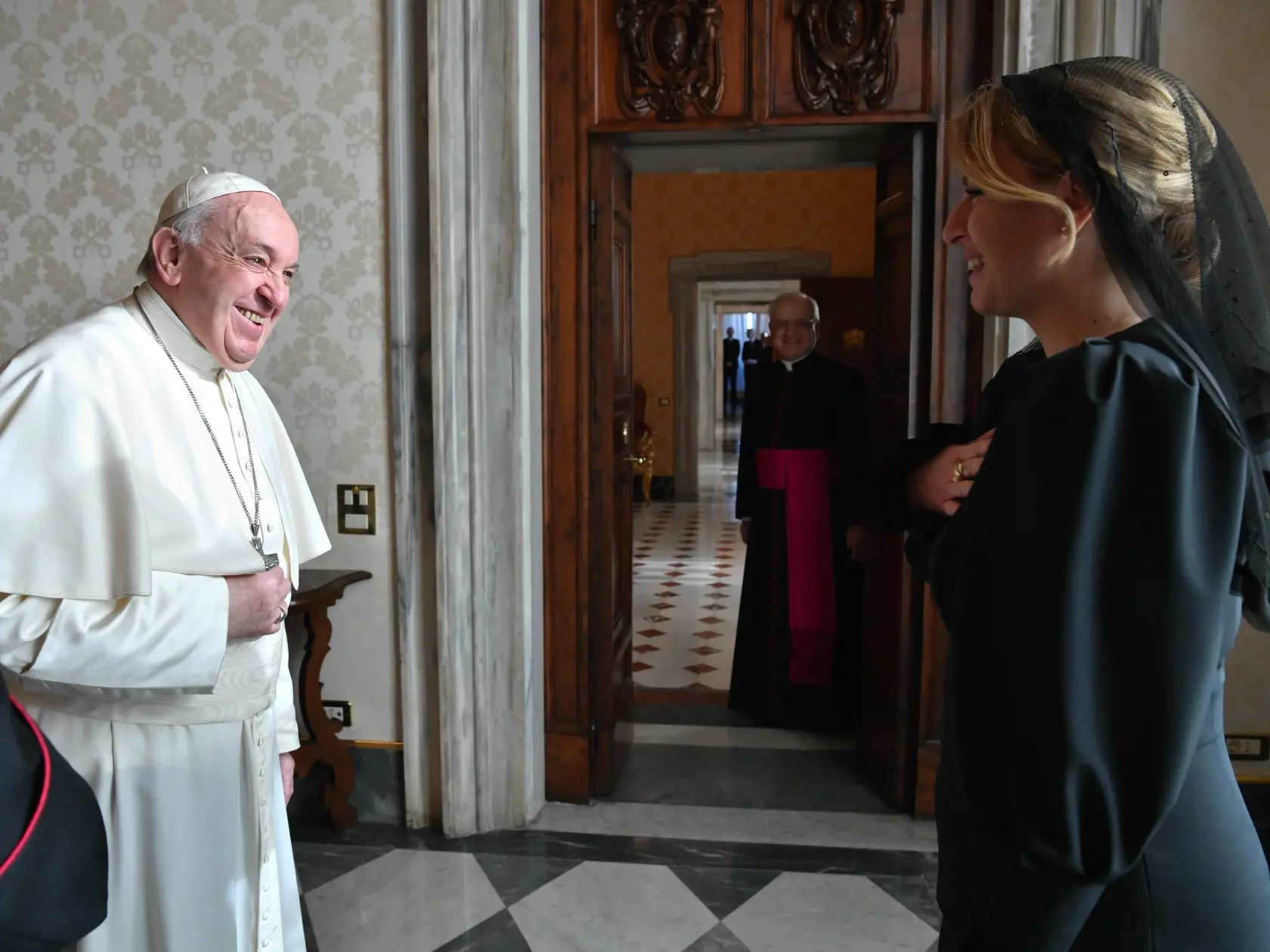 Prezidentka SR Zuzana Čaputová (vpravo) a pápež František (vľavo) počas súkromnej audiencie vo Vatikáne v pondelok 14. decembra 2020. FOTO TASR - Kancelária prezidenta SR 