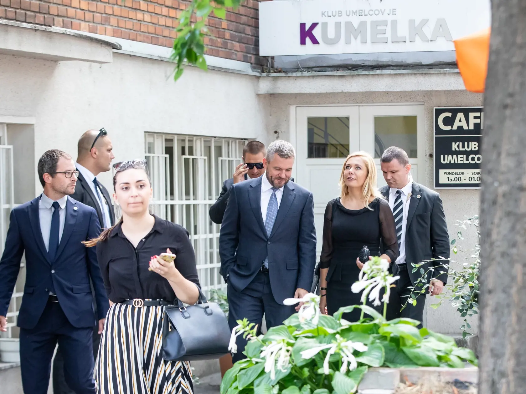 Krátko po tom, čo sa včera predpoludním stretli Pellegrini so Sakovou pri príležitosti 75. výročia SNP, si to vo dvojici namierili do jednej z bratislavských kaviarní.