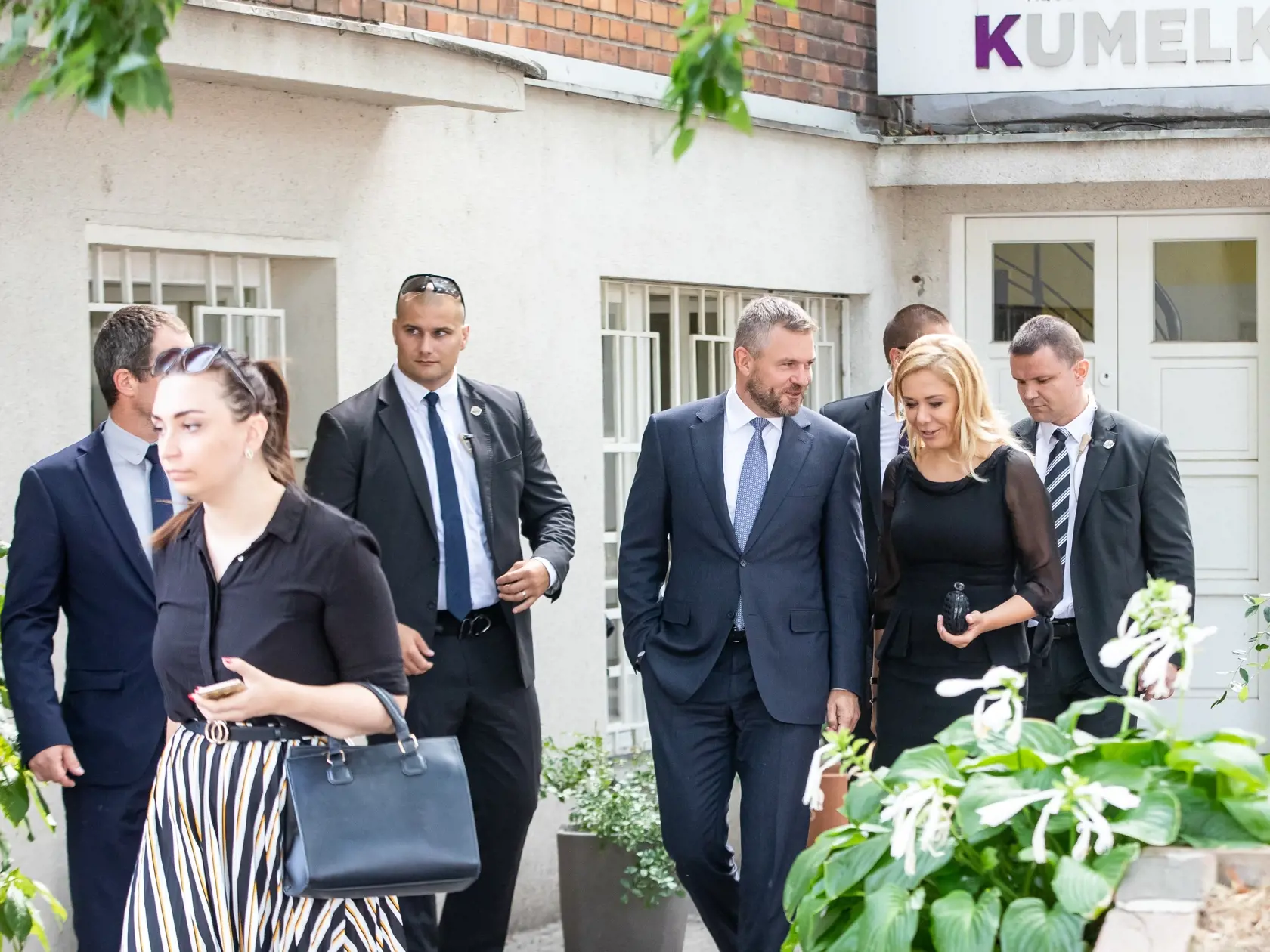 Krátko po tom, čo sa včera predpoludním stretli Pellegrini so Sakovou pri príležitosti 75. výročia SNP, si to vo dvojici namierili do jednej z bratislavských kaviarní.