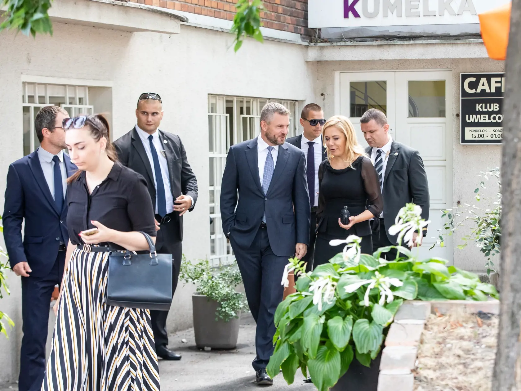 Krátko po tom, čo sa včera predpoludním stretli Pellegrini so Sakovou pri príležitosti 75. výročia SNP, si to vo dvojici namierili do jednej z bratislavských kaviarní.