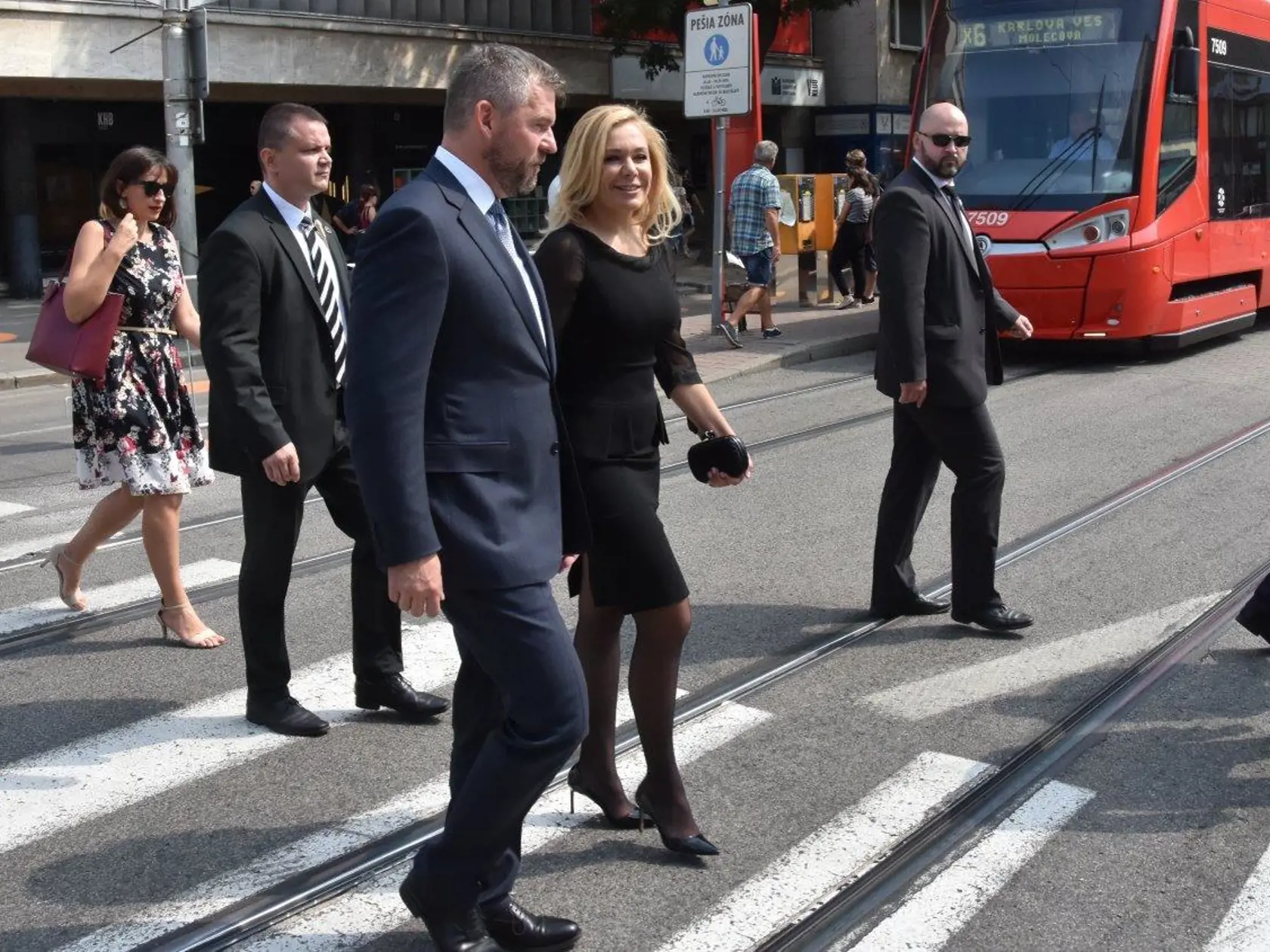 Krátko po tom, čo sa včera predpoludním stretli Pellegrini so Sakovou pri príležitosti 75. výročia SNP, si to vo dvojici namierili do jednej z bratislavských kaviarní