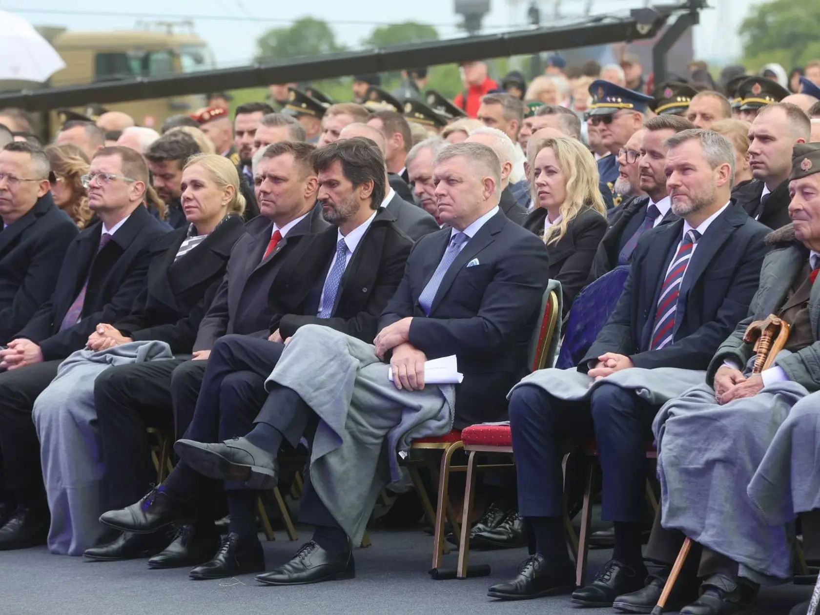 V Piešťanoch je dnes chladno, viacerí ľudia sa prikrývajú dekou. Výnimkou nie je ani premiér Robert Fico.