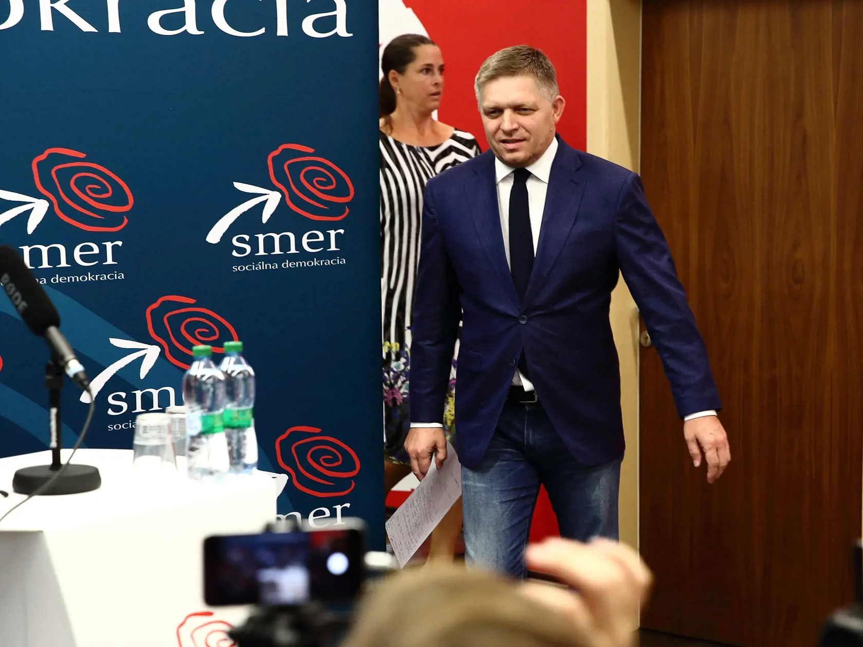 Aj keď niekdajší predseda vlády Robert Fico tvrdí, že jeho strana je jednotná a žiadne rozpory medzi jej predstaviteľmi nie sú, na verejnosť sa čoraz častejšie dostávajú informácie o napätí vnútri strany.