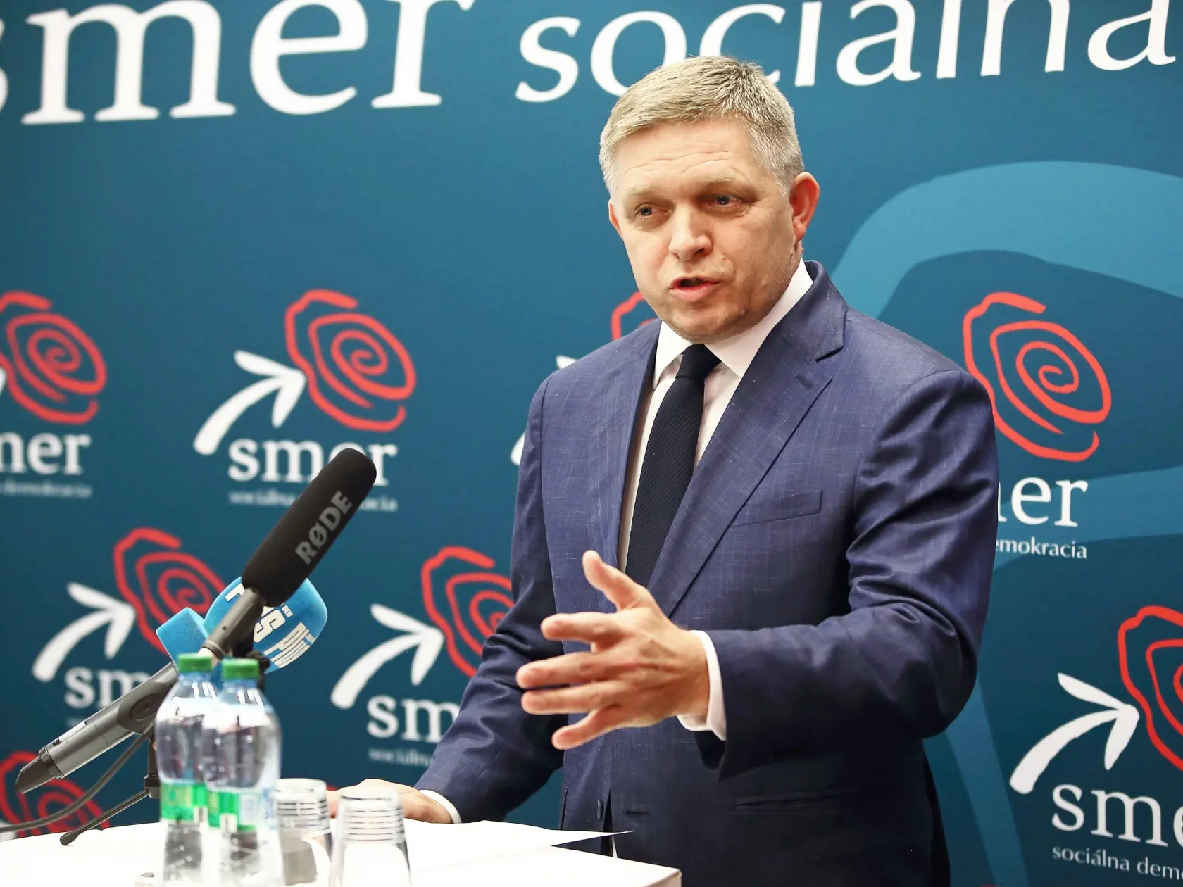 Aj keď niekdajší predseda vlády Robert Fico tvrdí, že jeho strana je jednotná a žiadne rozpory medzi jej predstaviteľmi nie sú, na verejnosť sa čoraz častejšie dostávajú informácie o napätí vnútri strany.
