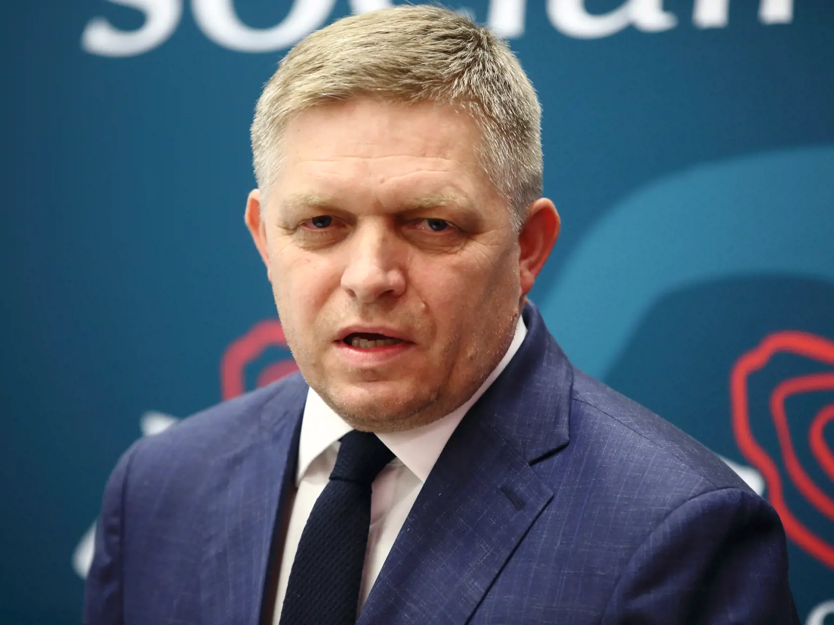 Aj keď niekdajší predseda vlády Robert Fico tvrdí, že jeho strana je jednotná a žiadne rozpory medzi jej predstaviteľmi nie sú, na verejnosť sa čoraz častejšie dostávajú informácie o napätí vnútri strany.