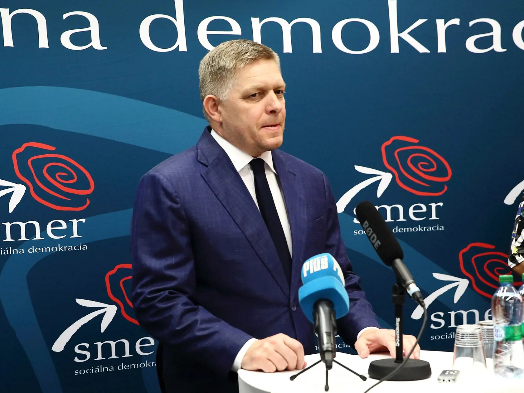 Aj keď niekdajší predseda vlády Robert Fico tvrdí, že jeho strana je jednotná a žiadne rozpory medzi jej predstaviteľmi nie sú, na verejnosť sa čoraz častejšie dostávajú informácie o napätí vnútri strany.