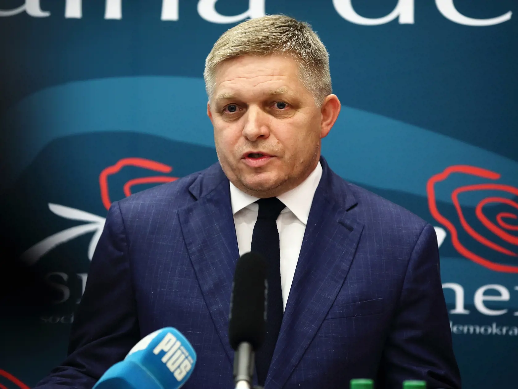 Aj keď niekdajší predseda vlády Robert Fico tvrdí, že jeho strana je jednotná a žiadne rozpory medzi jej predstaviteľmi nie sú, na verejnosť sa čoraz častejšie dostávajú informácie o napätí vnútri strany.