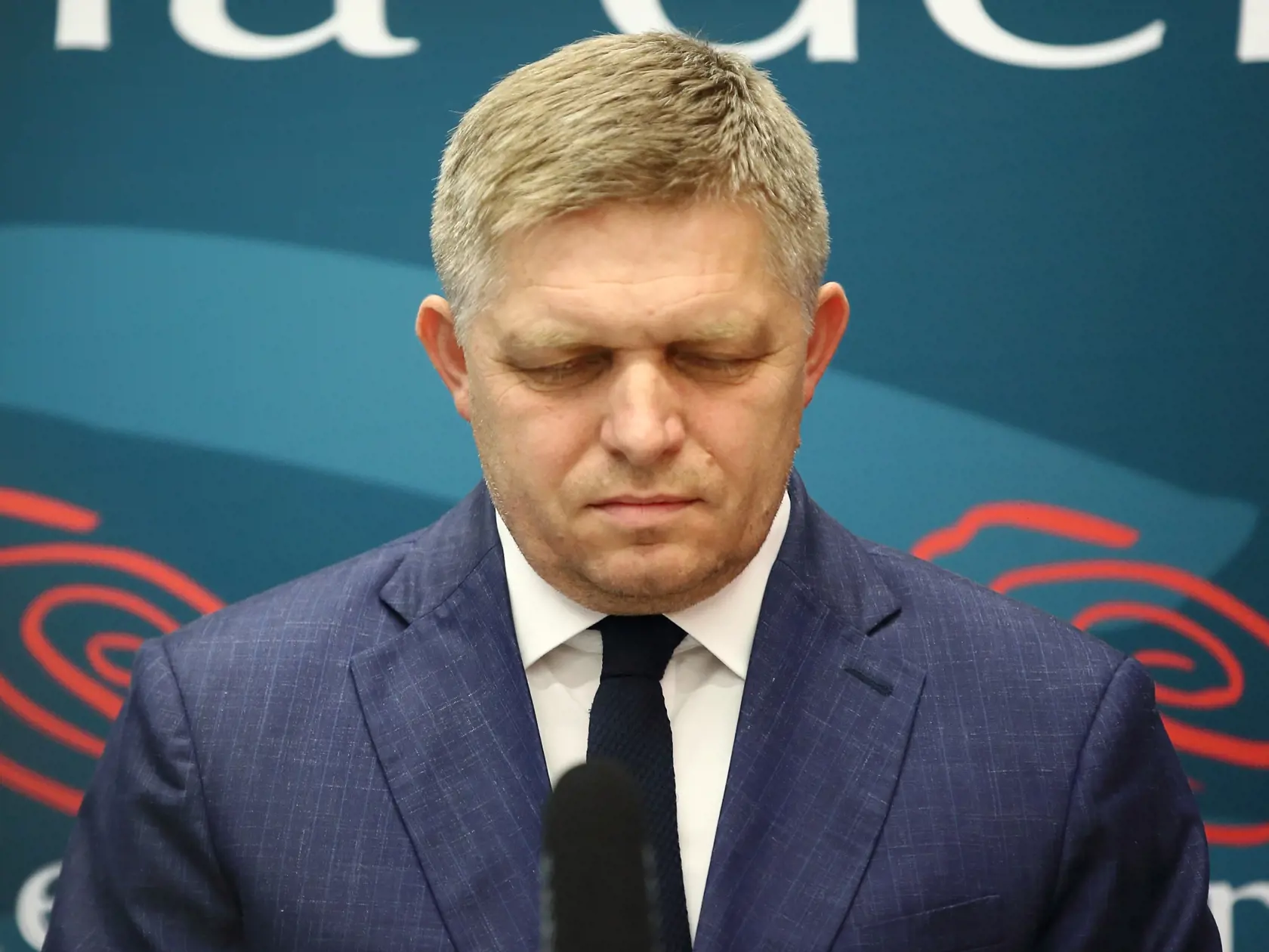 Aj keď niekdajší predseda vlády Robert Fico tvrdí, že jeho strana je jednotná a žiadne rozpory medzi jej predstaviteľmi nie sú, na verejnosť sa čoraz častejšie dostávajú informácie o napätí vnútri strany.