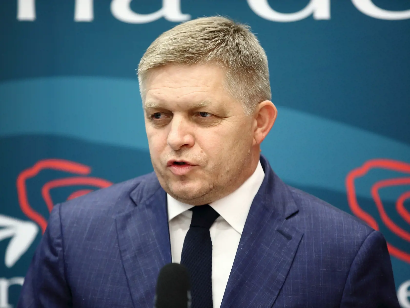 Aj keď niekdajší predseda vlády Robert Fico tvrdí, že jeho strana je jednotná a žiadne rozpory medzi jej predstaviteľmi nie sú, na verejnosť sa čoraz častejšie dostávajú informácie o napätí vnútri strany.