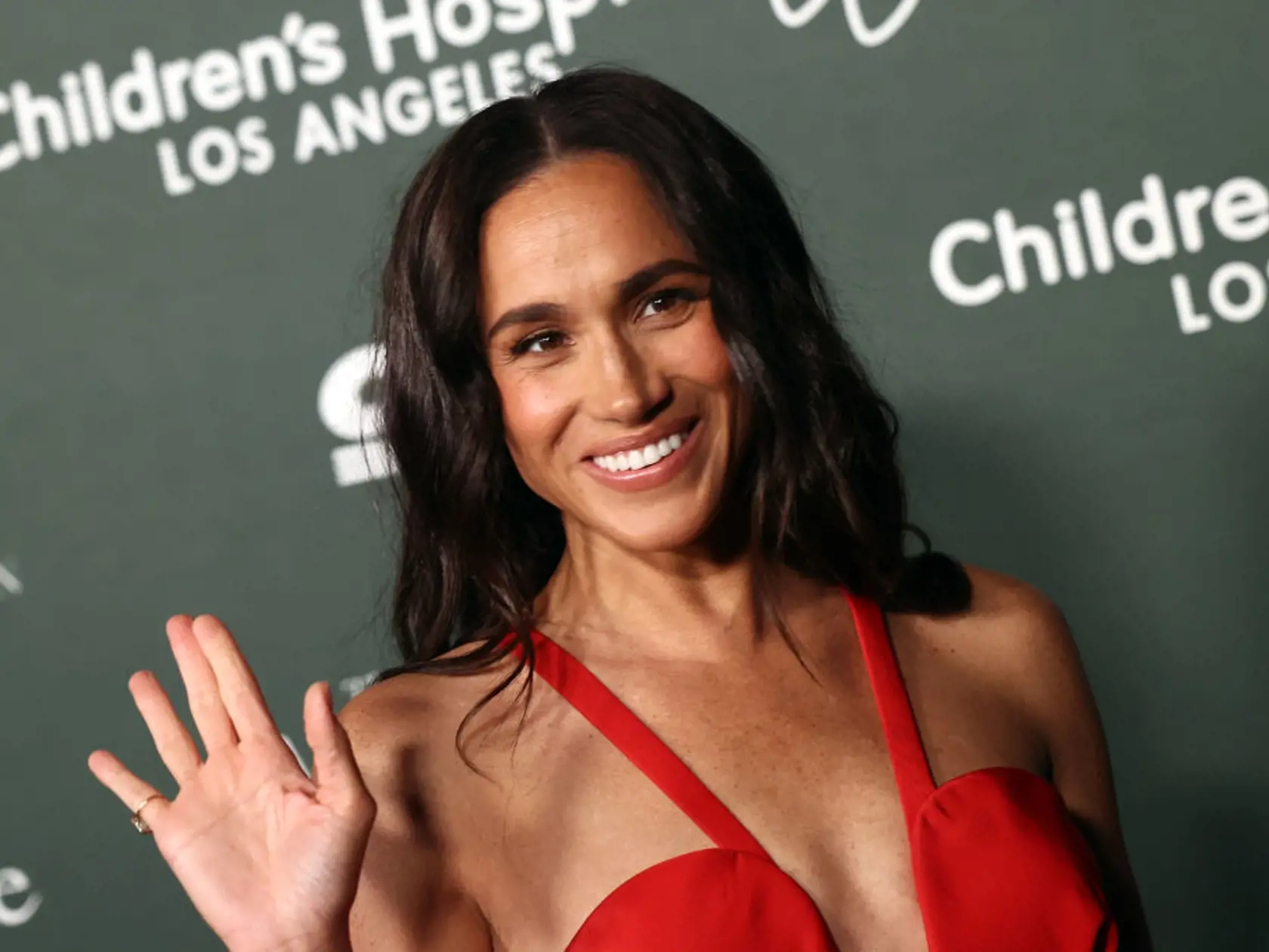 Meghan Markle počas galavečera pre detskú nemocnicu v Los Angeles nevyzerala, že by bez Harryho nejako trpela. Naopak, veľmi si svetlá reflektorov užívala. Žiarlila v červených šatách s mega dekoltom.