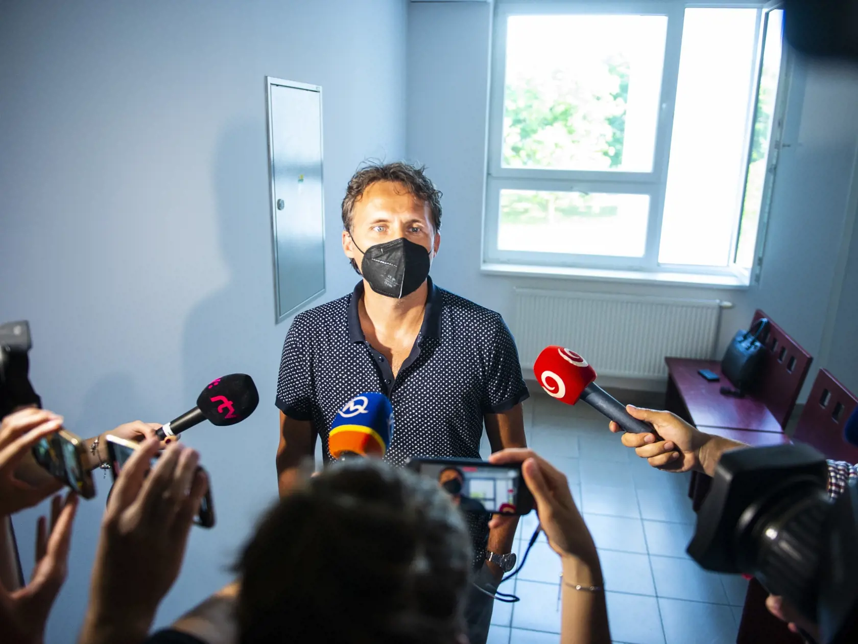 Na snímke svedok Ľudovít Makó pred hlavným pojednávaním s bývalým špeciálnym prokurátorom Dušanom K. na Špecializovanom trestnom súde (ŠTS) 8. júla 2021 v Pezinku. FOTO TASR - Jakub Kotian