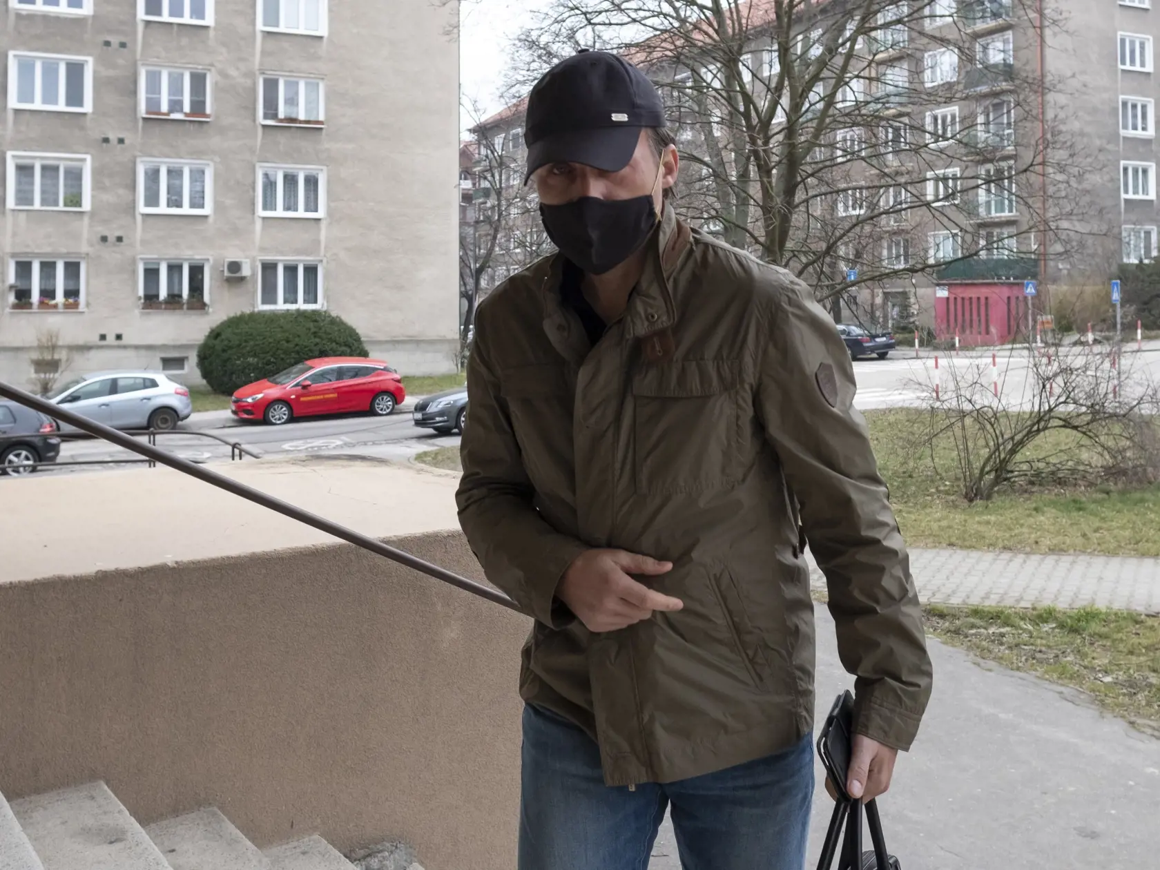 Na snímke je Ľudovít Makó počas príchodu na výsluch do budovy Policajného prezídia SR.