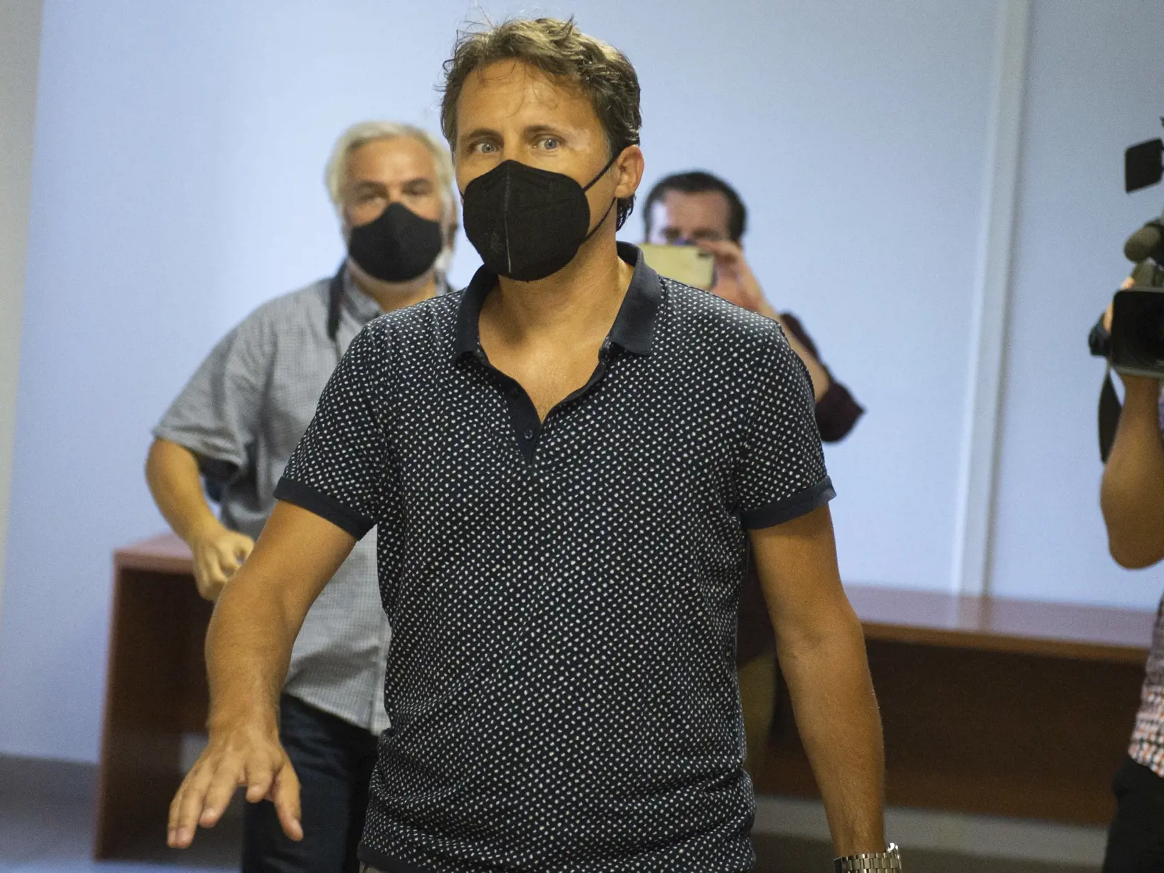 Svedok Ľudovít Makó pred hlavným pojednávaním s bývalým špeciálnym prokurátorom Dušanom K. na Špecializovanom trestnom súde (ŠTS) 8. júla 2021 v Pezinku. FOTO TASR - Jakub Kotian