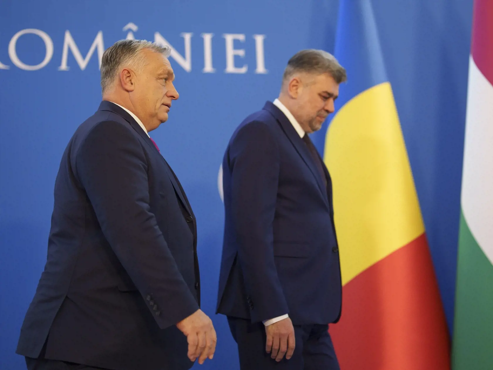 KK23 Bukurešť - Maďarský premiér Viktor Orbán (vľavo) a rumunský premiér Marcel Ciolacu kráčajú počas uvítacieho ceremoniálu v Bukurešti v piatok 20. decembra 2024. FOTO TASR/AP
Hungarian Prime Minister Viktor Orban, left, walks with Romanian counterpart Marcel Ciolacu during a welcoming ceremony at the Victoria Palace, the Romanian government headquarters in Bucharest, Romania, Friday, Dec. 20, 2024. (AP Photo/Vadim Ghirda)
