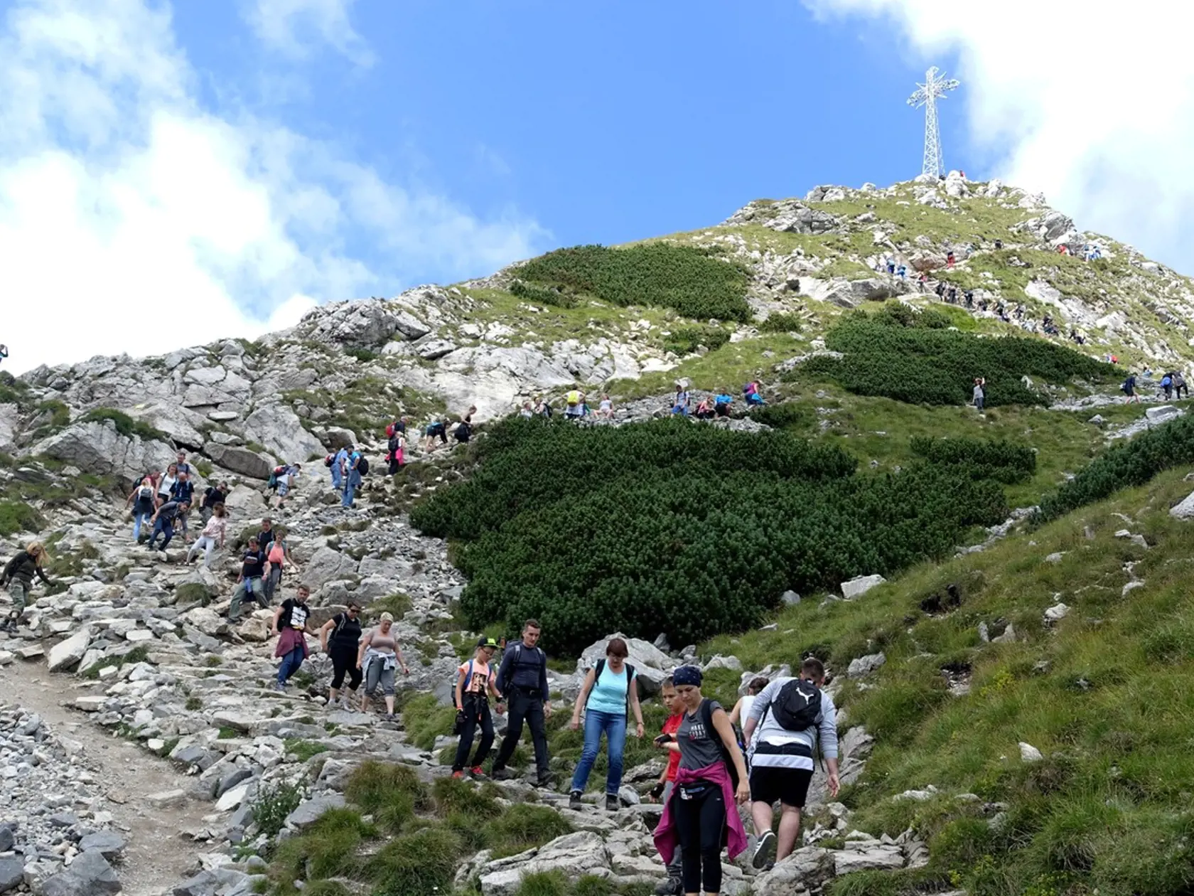 Poľský vrch Giewont, do ktorého vo štvrtok udierali smrtiace blesky. Podľa všetkého ich pritiahol masívny železný kríž.