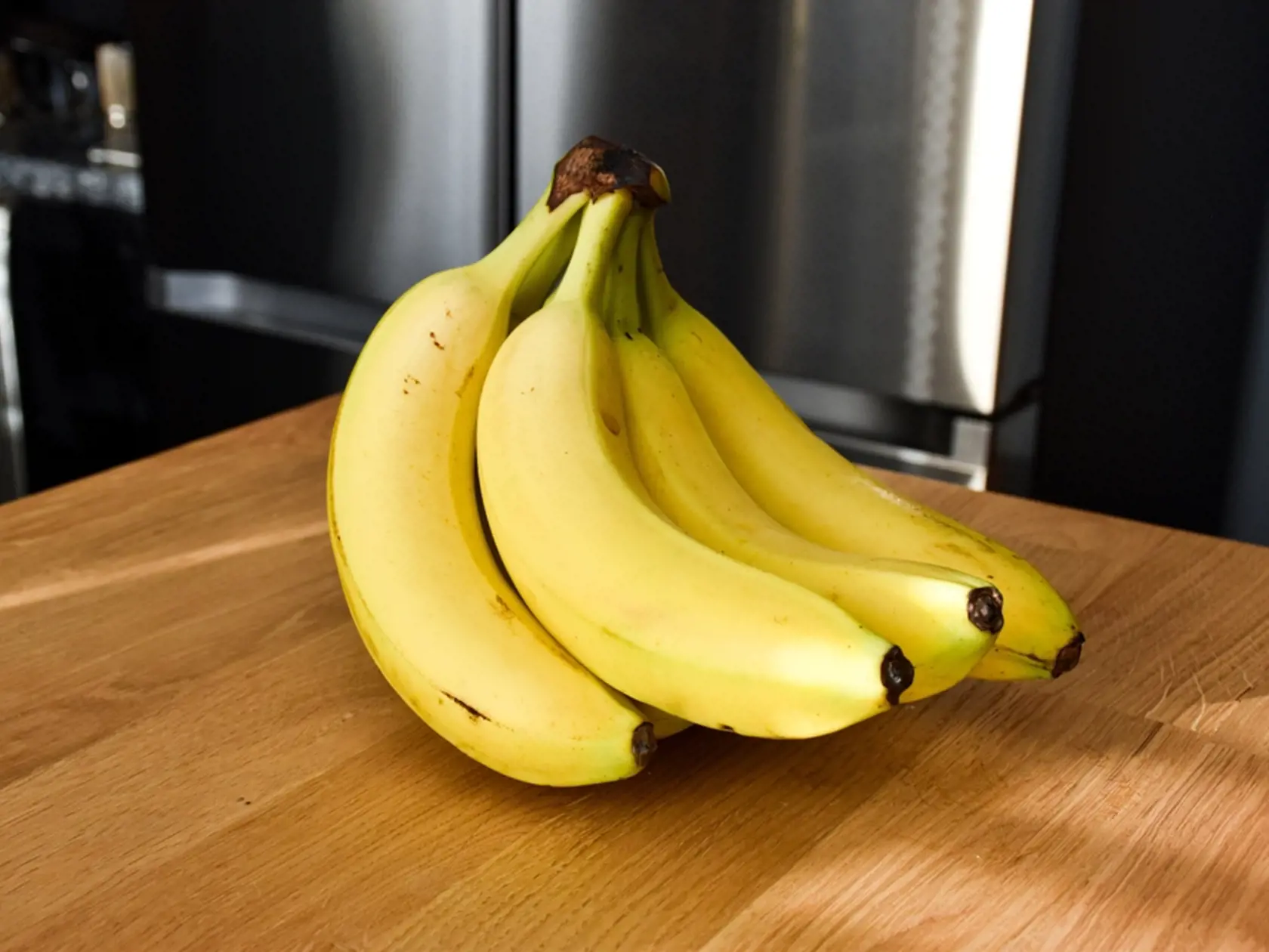 Banány obsahujú tri rôzne typy cukrov - glukózu a fruktózu (jednoduché sacharidy) a sacharózu (zložený sacharid). Toto ovocie patrí k tým, ktoré pomáhajú zlepšiť vašu úroveň bdelosti.