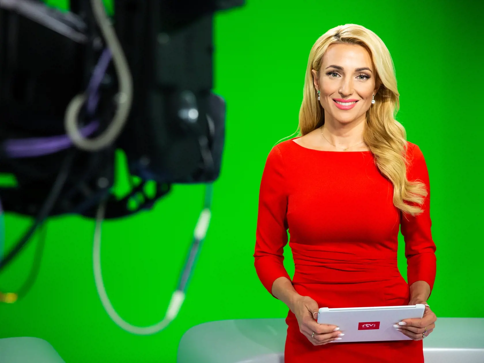 Na televíznych obrazovkách musí mať seriózny vzhľad a účes, no v súkromí si Simona Simanová môže dovoliť nejaký ten výstrelok.