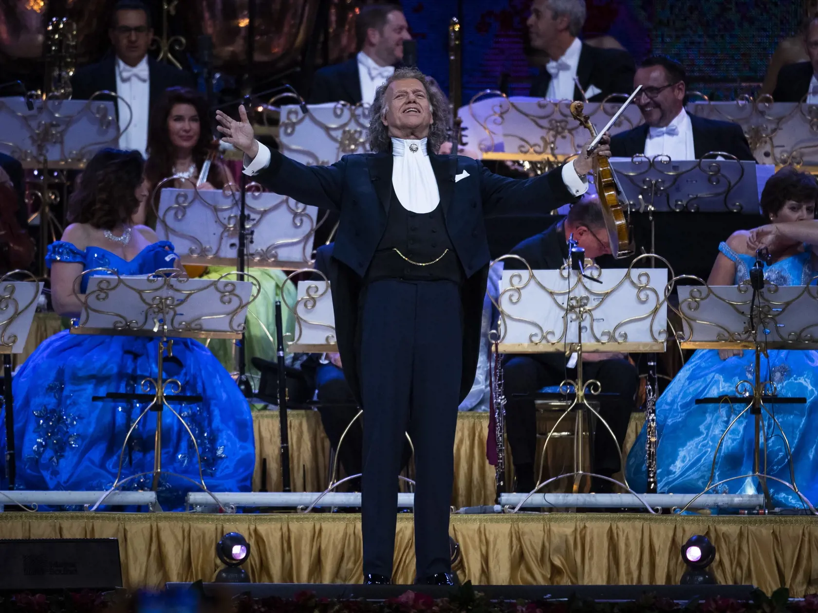 Na snímke holandský huslista a skladateľ André Rieu vystupuje spolu so svojím 60-členným súkromným orchestrom Johann Strauss Orchestra počas koncertu na Zimnom štadióne Ondreja Nepelu 31. mája 2022 v Bratislave. FOTO TASR - Jaroslav Novák