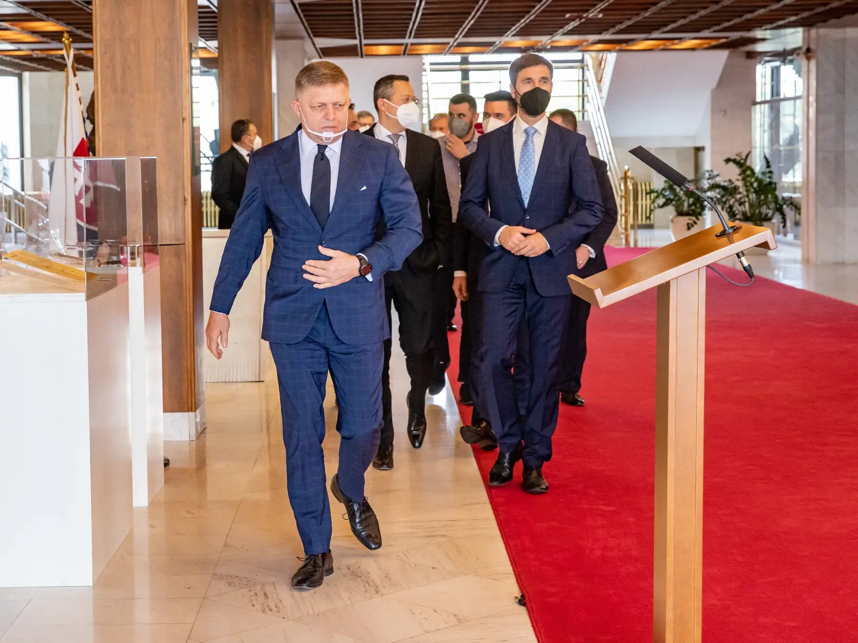 Poslanci Národnej rady počas schvaľovania Programového vyhlásenia vlády. Na fotke je Robert Fico.
