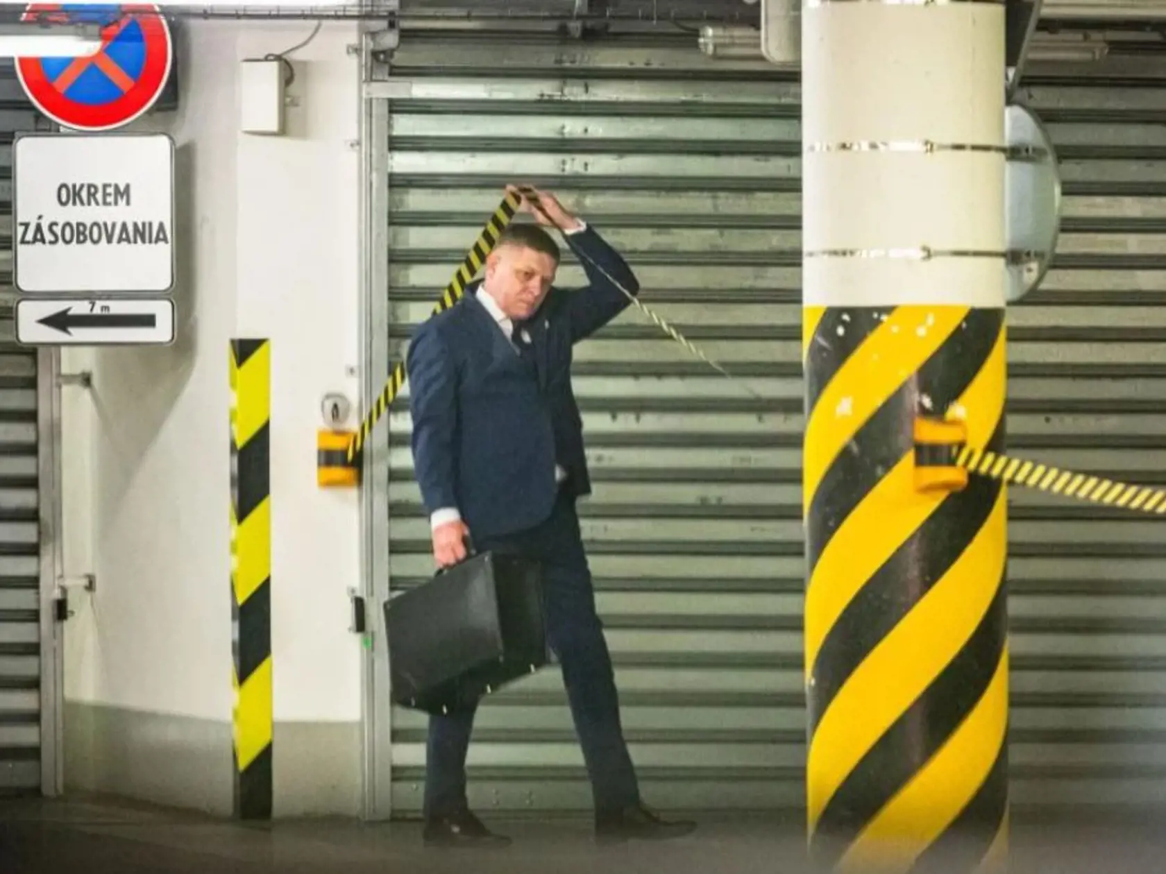 Šéf Smeru Robert Fico v ranných hodinách pri odchode z hotel Double Tree by Hilton v Bratislave.