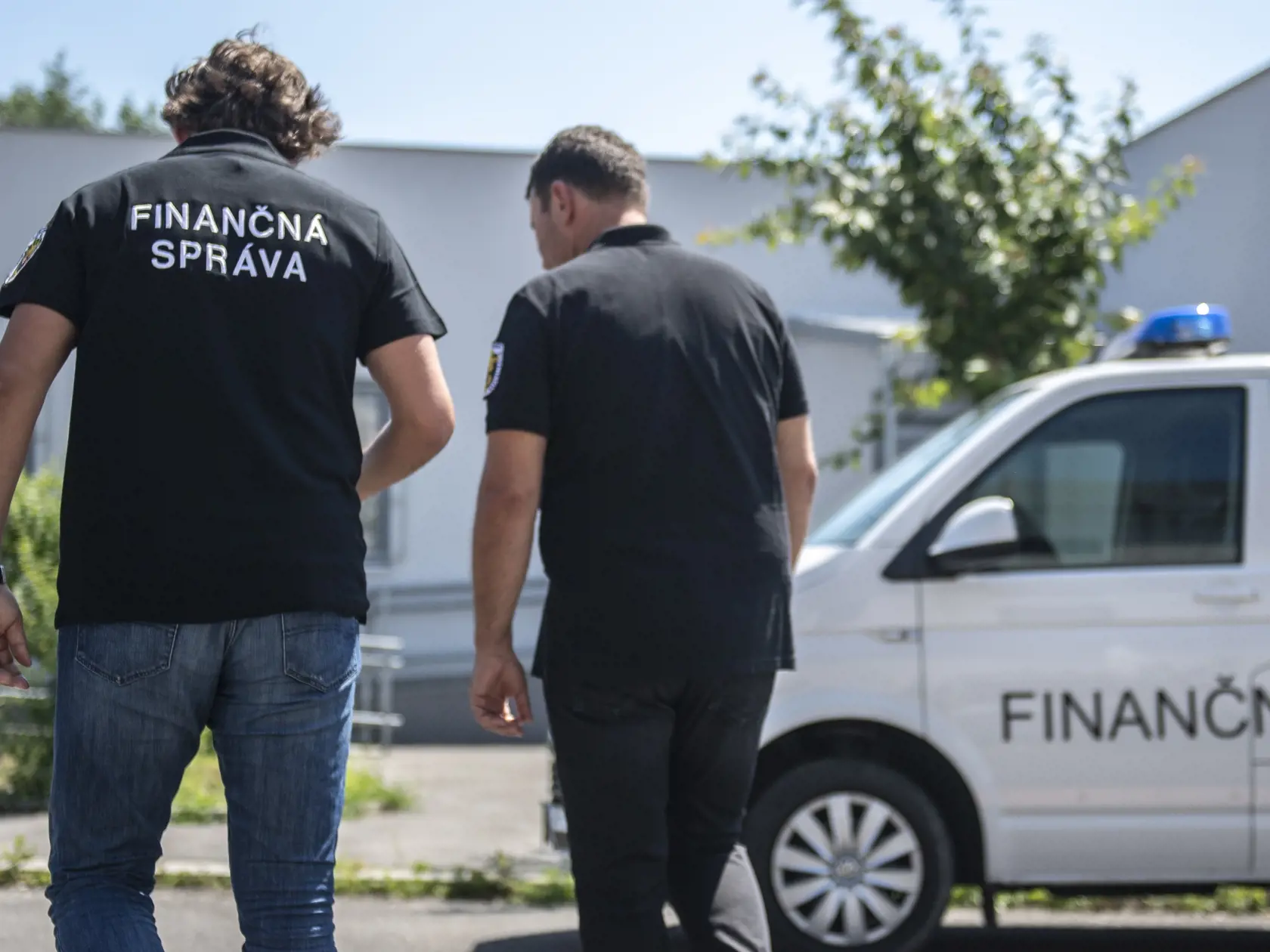 Finančná správa odhalila doterz najväčšiu nelegálnu výrobňu cigariet. Na obrázku vľavo jej bývalý šéf Ľudovít Makó.