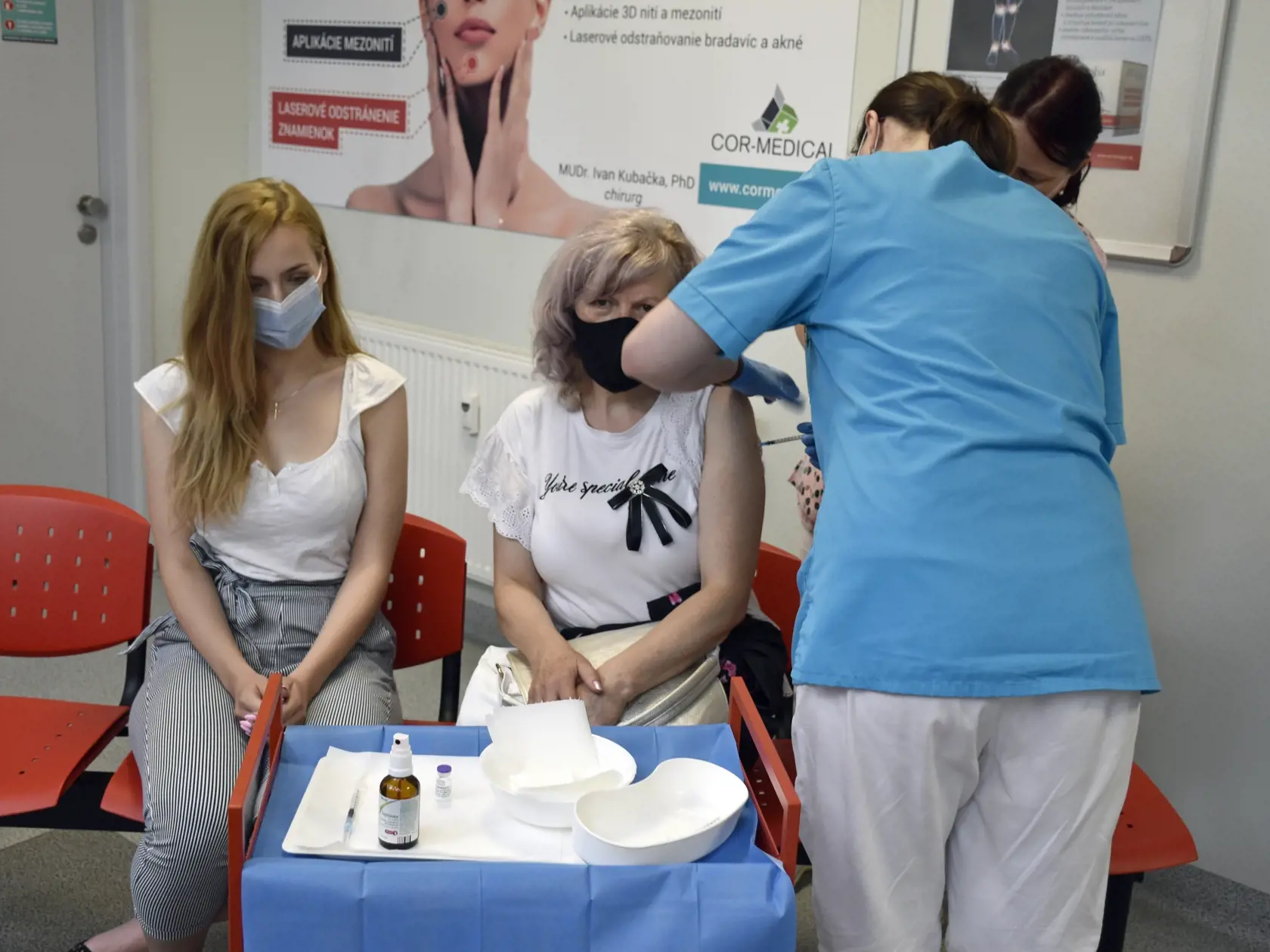 Ambulantní lekári začali vo štvrtok oficiálne očkovať proti ochoreniu COVID-19. Podávať budú očkovaciu látku Comirnaty od spoločnosti Pfizer/ Biontech. Na brífingu v Dolnom Kubíne to oznámil premiér Eduard Heger (OĽANO). Na snímke ľudia počas očkovania u ambulantného lekára, v Dolnom Kubíne 1. júla 2021. FOTO TASR - Miroslava Mlynárová 