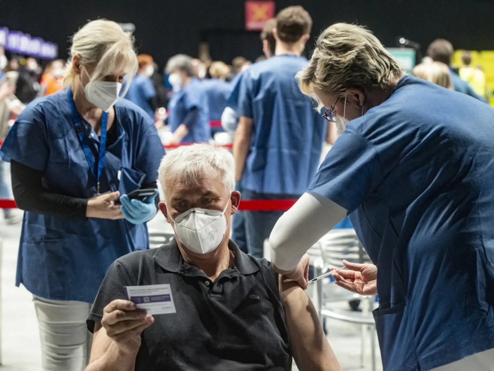 Na sociálnych sieťach sa šírilo video s tvrdením, že zaočkovaní proti koronavírusu sú nebezpeční pre nezaočkovaných, pretože šíria spike proteíny. Nie je to však možné a neexistujú ani dôkazy, že by očkovanie spôsobovalo neplodnosť. TASR na dezinformácie upozorňuje v spolupráci s tlačovou agentúrou AFP. Ma snímke muža očkujú vakcínou proti ochorenie COVID-19 od konzorcia Pfizer/BioNTech 9. apríla 2021 v Národnom očkovacom centre v Prahe.FOTO: TASR/AFP - Michal Cizek
