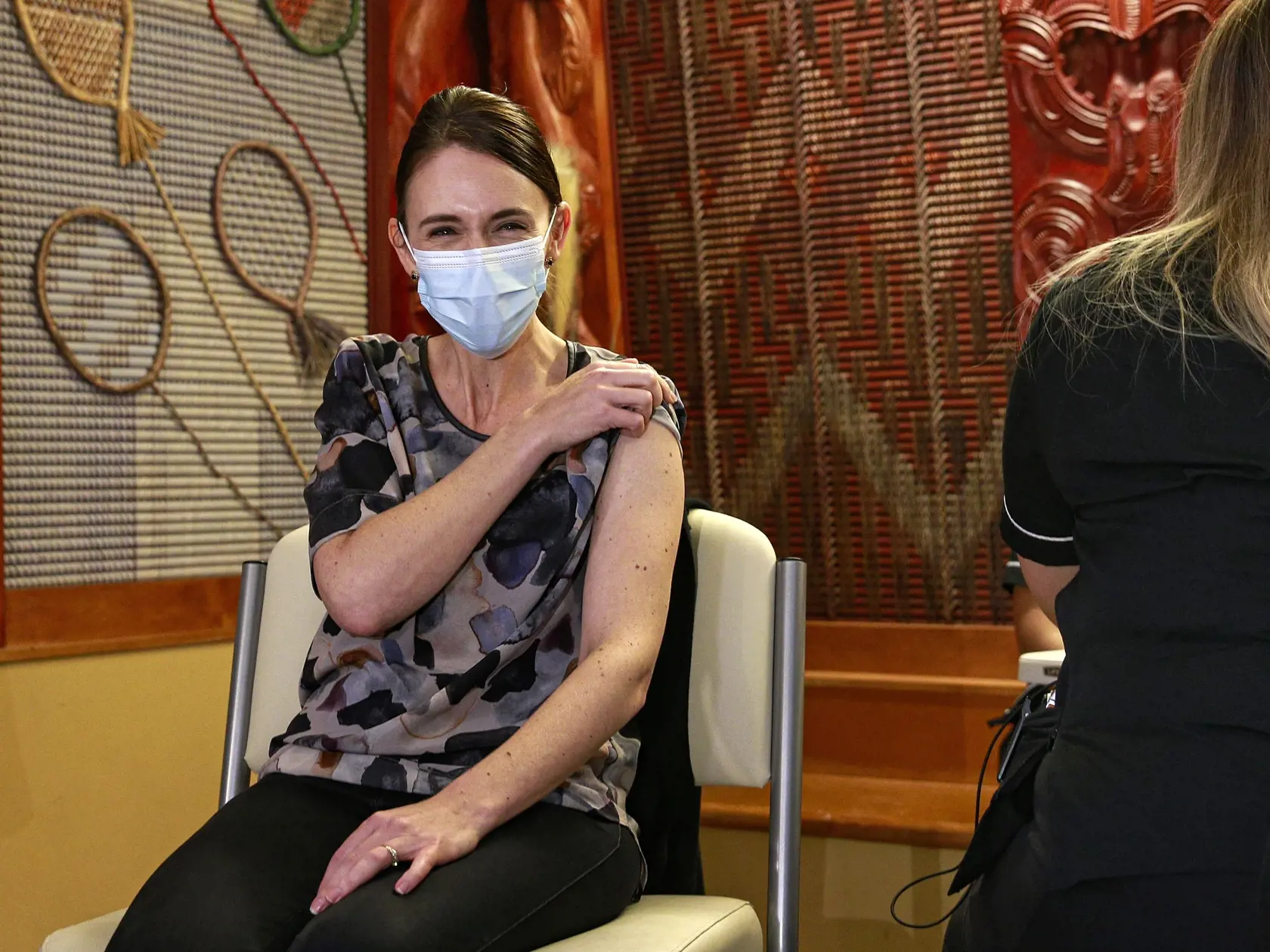 WA 19 Auckland - Novozélandská premiérka Jacinda Ardernová dostáva prvú dávku vakcíny proti ochoreniu COVID-19 od spoločnosti Pfizer vo vakcinačnom centre v Aucklande v piatok 18. júna 2021. FOTO TASR/AP

New Zealand Prime Minister Jacinda Ardern receives the first Pfizer COVID-19 vaccine at the Manurewa Vaccination center in Auckland, New Zealand Friday, June 18, 2021. (Alex Burton/NZ Herald via AP)