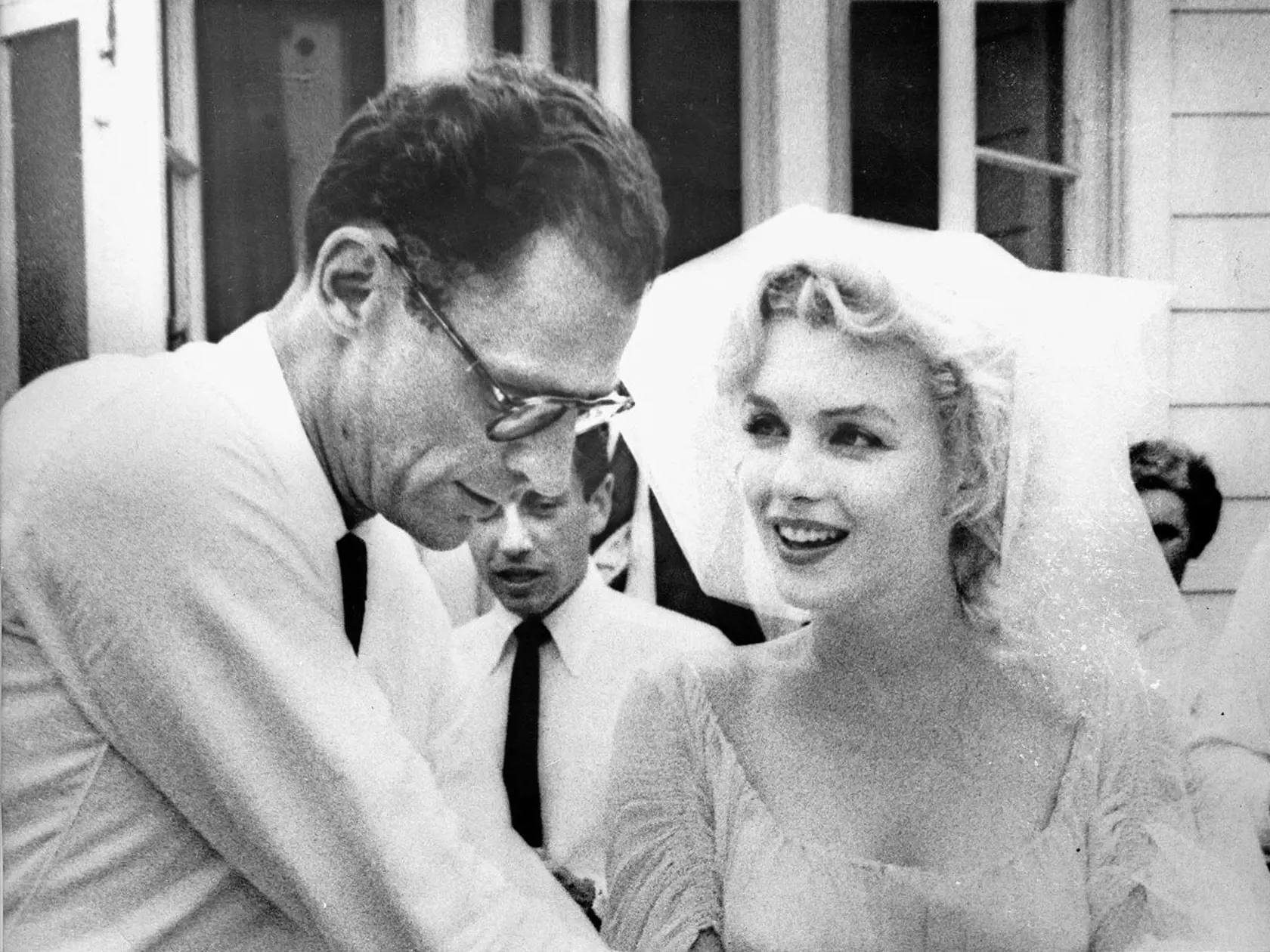 Pre Marilyn to bolo už tretie manželstvo, pre Arthura druhé. Najprv mali civilný sobáš, neskôr aj židovský obrad.