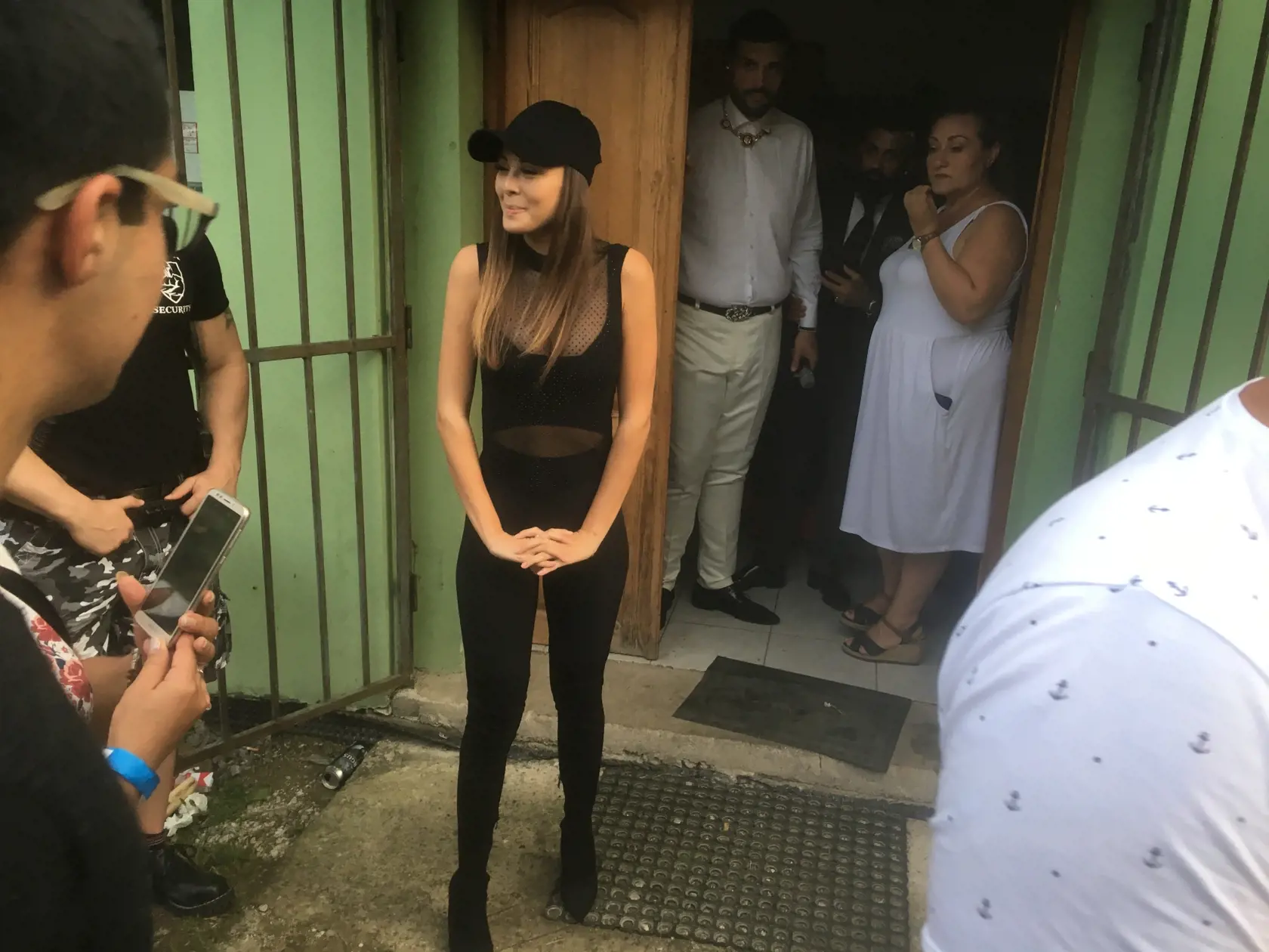 Monika Bagárová bola obletovaná z každej strany a museli ju strážiť štyria esbéeskári.