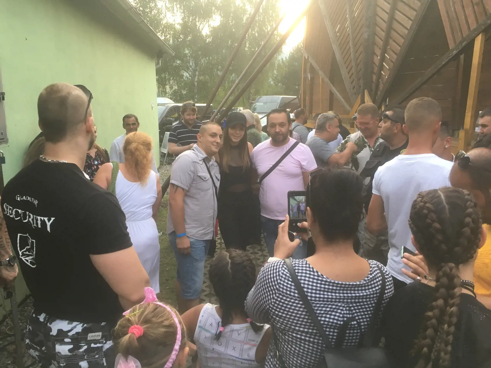 Monika Bagárová bola obletovaná z každej strany a museli ju strážiť štyria esbéeskári.