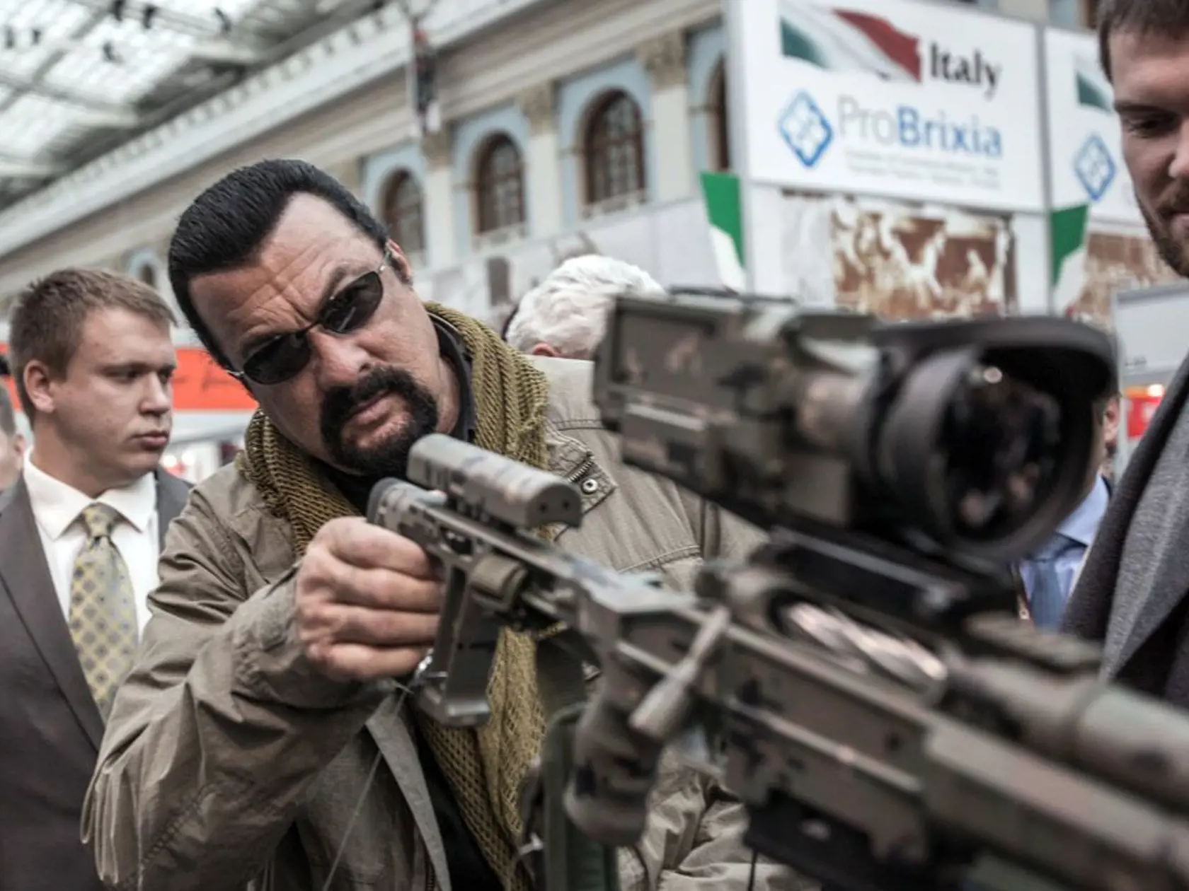 Steven Seagal v Moskve obdivoval ruské zbrane. 