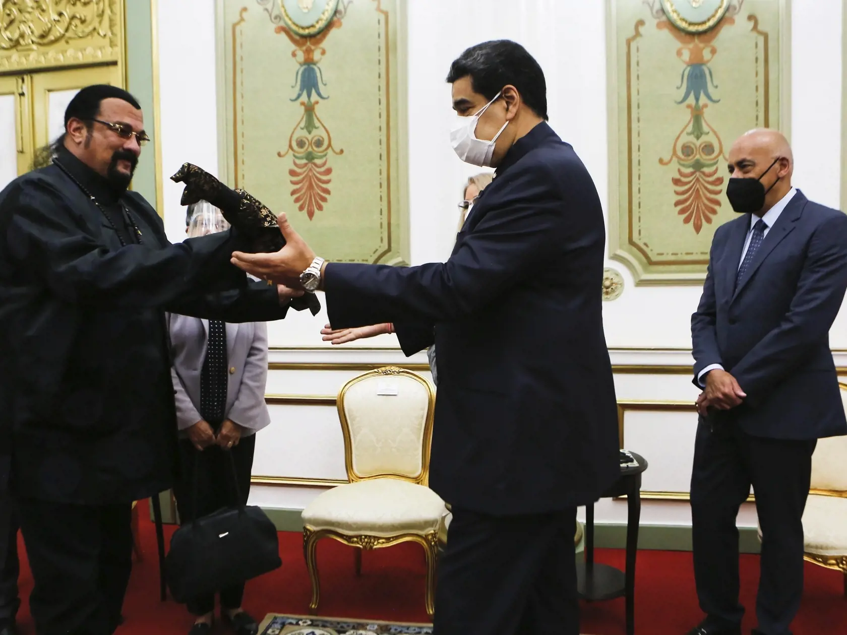 EBE 11 Caracas - Na snímke vľavo americký akčný herec Steven Segal, vpravo venezuelský prezident Nicolás Maduro si prebera ako dar samurajský meč v rámci návštevy v prezidentskom paláci v Caracase 5. mája 2021. FOTO TASR/AP

In this handout photo provided by the Miraflores Press Office, actor Steven Seagal, left, presents Venezuela's President Nicolas Maduro with a Samurai sword, at the presidential palace in Caracas, Venezuela, Tuesday, May 4, 2021. (Miraflores Press Office via AP)