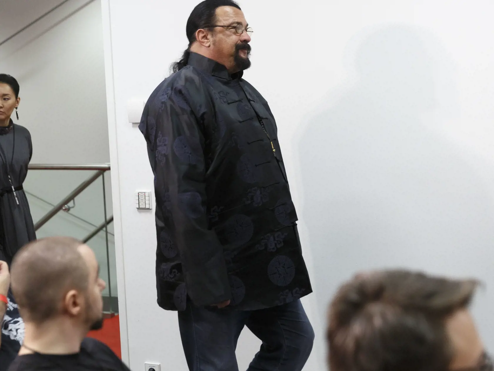 Steven Seagal bol hlavnou hviezdou popkultúrneho festivalu Comic Con vo Viedni. Herca sprevádzala aj jeho manželka (v pozadí).