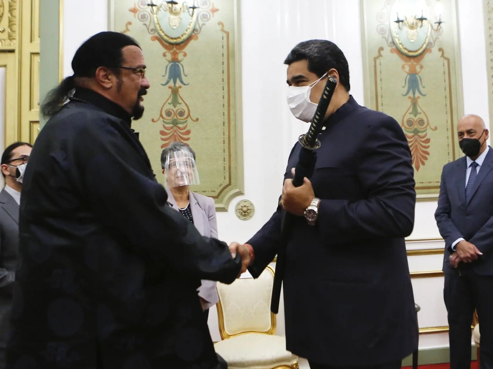 EBE 10 Caracas - Na snímke vľavo americký akčný herec Steven Segal, vpravo venezuelský prezident Nicolás Maduro si podávajú ruky po tom, ako Segal daroval Maurovi samurajský meč v rámci svojej návštevy v prezidentskom paláci v Caracase 5. mája 2021. FOTO TASR/AP

In this handout photo provided by the Miraflores Press Office, actor Steven Seagal, left, and Venezuela's President Nicolas Maduro shake hands after Seagal presented Maduro with a Samurai sword, at the presidential palace in Caracas, Ve