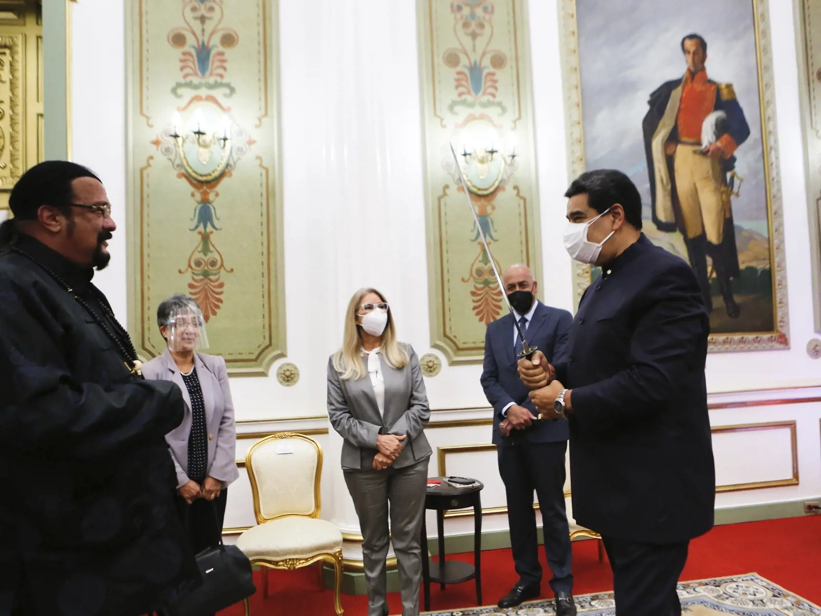 EBE 12 Caracas - Na snímke vľavo americký akčný herec Steven Segal, vpravo venezuelský prezident Nicolás Maduro so samurajským mečom, ktorý mu daroval Segal v rámci návštevy v prezidentskom paláci v Caracase 5. mája 2021. FOTO TASR/AP

In this handout photo provided by the Miraflores Press Office, Venezuela's President Nicolas Maduro holds the Samurai sword that was given to him by actor Steven Seagal, left, accompanied by first lady Cilia Flores, center, and National Assembly President Jorge Ro
