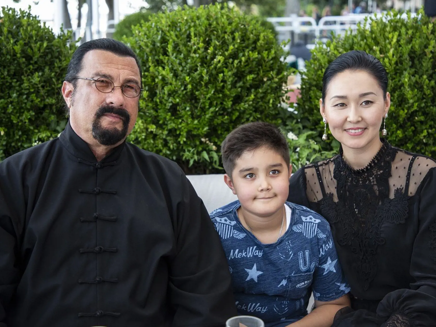 Steven Seagal prišiel so synom a manželkou.