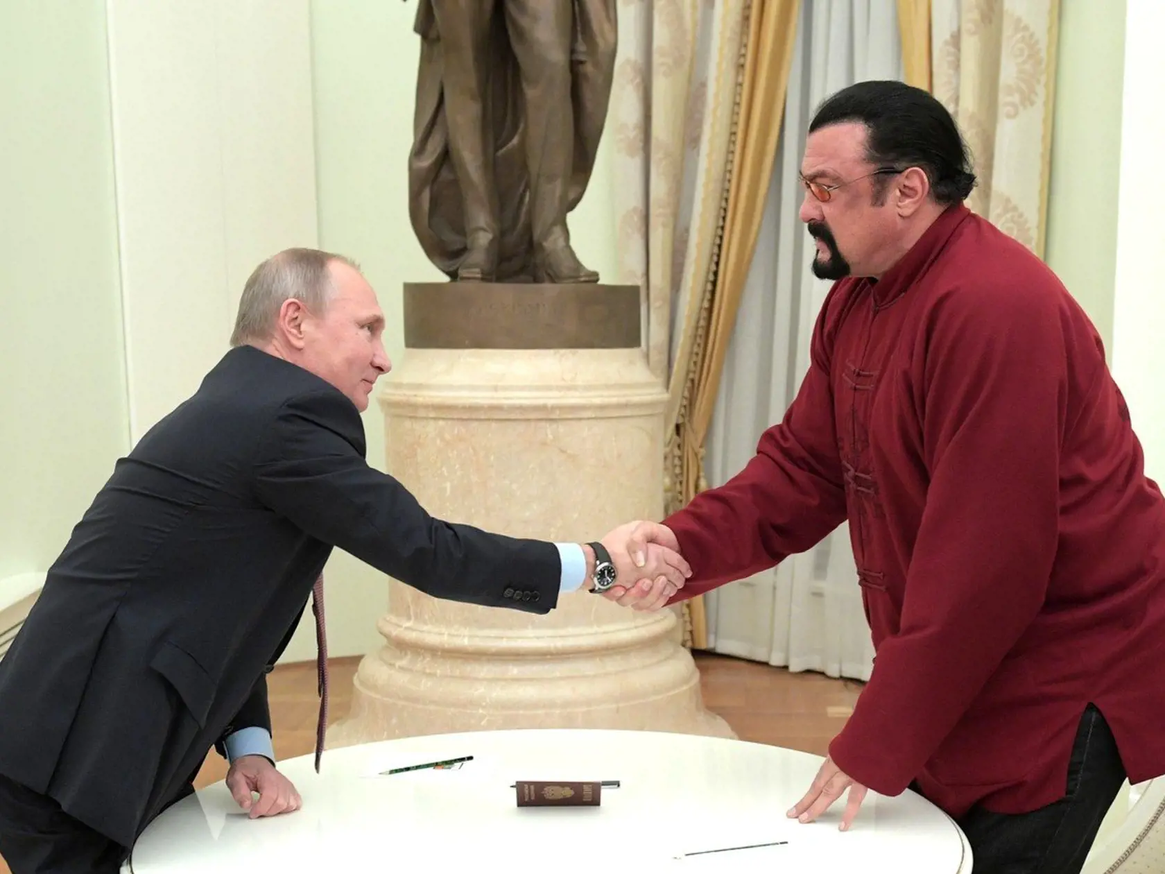Putin mu osobne odovzdal ruský pas.