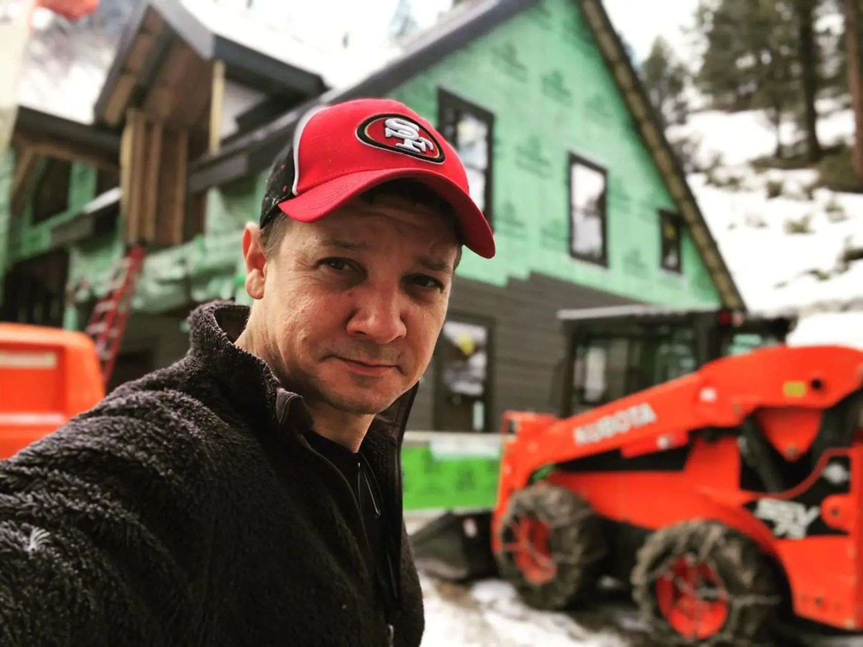 Známy herec Jeremy Renner (51) bol vrtuľníkom prevezený do nemocnice keď sa počas odhŕňania snehu na jeho ranči v Siera Nevade zranil. K nehode došlo po tom, čo cez noc medzi Silvestrom a Novým rokom napadlo desiatky metrov snehu a región v Nevade zasiahla masívna zimná búrka.