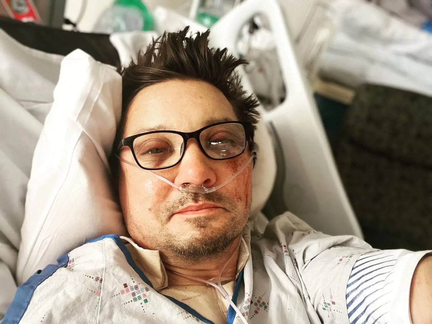 Jeremy Renner po vážnej nehode poďakoval fanúšikom za pozitívne správy. Zdá sa, že je našťastie v poriadku.