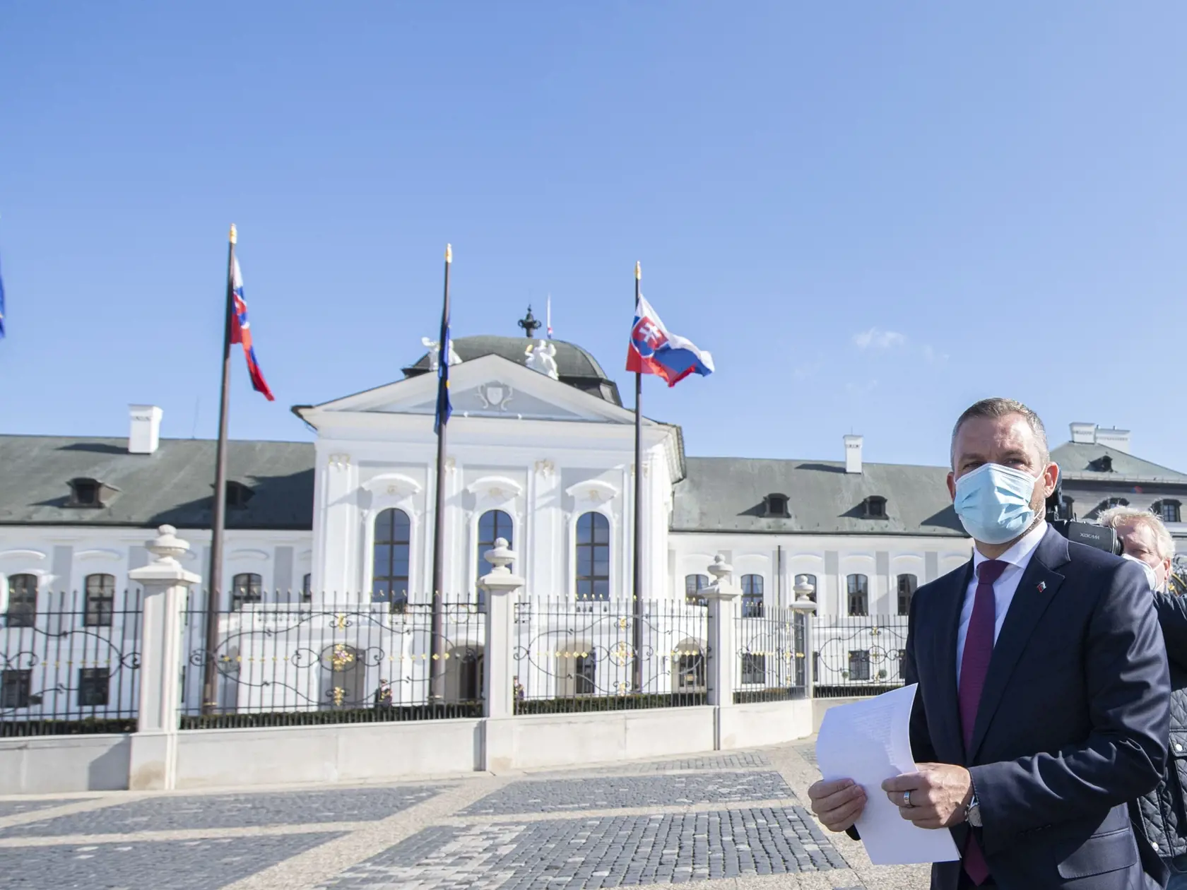 Na snímke predseda strany Hlas-SD Peter Pellegrini prichádza na brífing s novinármi pred Prezidentský palác na tému "Referendum za predčasné voľby" 3. máj 2021 v Bratislave. FOTO TASR - Martin Baumann