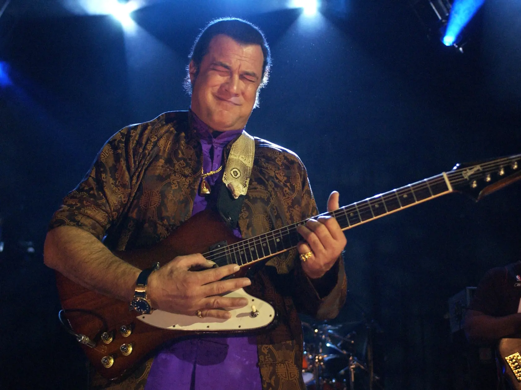 Steven Seagal sa venuje aj hraniu na gitare.