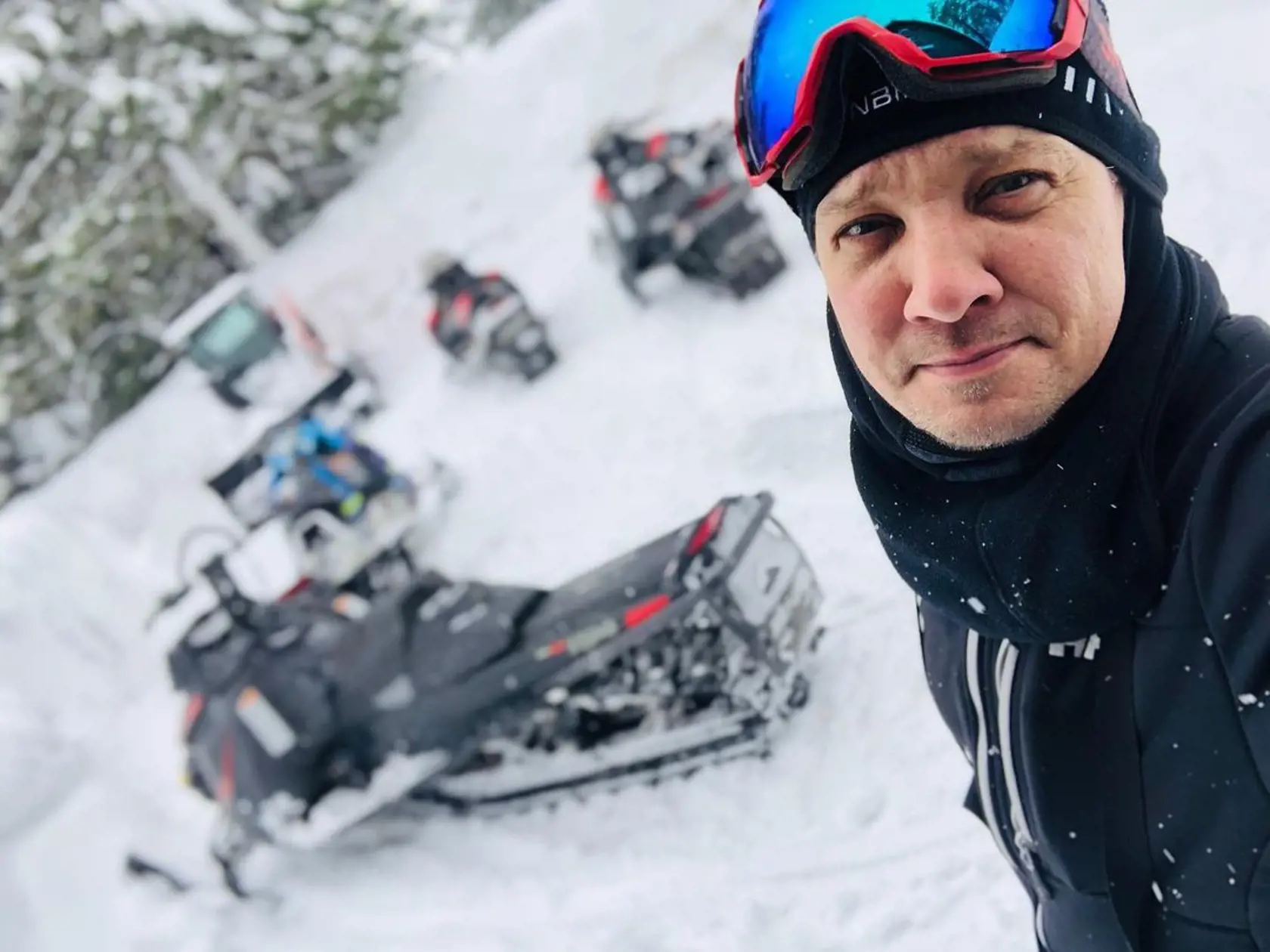 Populárny herec Jeremy Renner je veľkým milovníkom prírody a na svojom odľahlom pozemku v lone pohoria Mt. Rose-Ski Tahoe trávi nespočetné množstvo voľného času. V minulosti tiež otvorene hovoril o tom, ako často trávi čas prácou s miestnymi hasičskými zbormi, pomáhaním ich tímom a dokonca si kúpil náhradné hasičské auto.