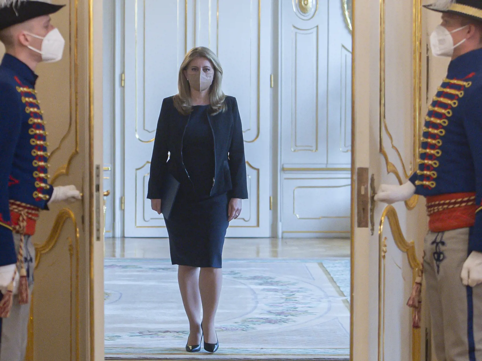 Na snímke prezidentka SR Zuzana Čaputová počas príchodu na tlačovú konferenciu k petícii za vyhlásenie referenda o skrátení volebného obdobia 12. mája 2021 v Bratislave. FOTO TASR - Martin Baumann